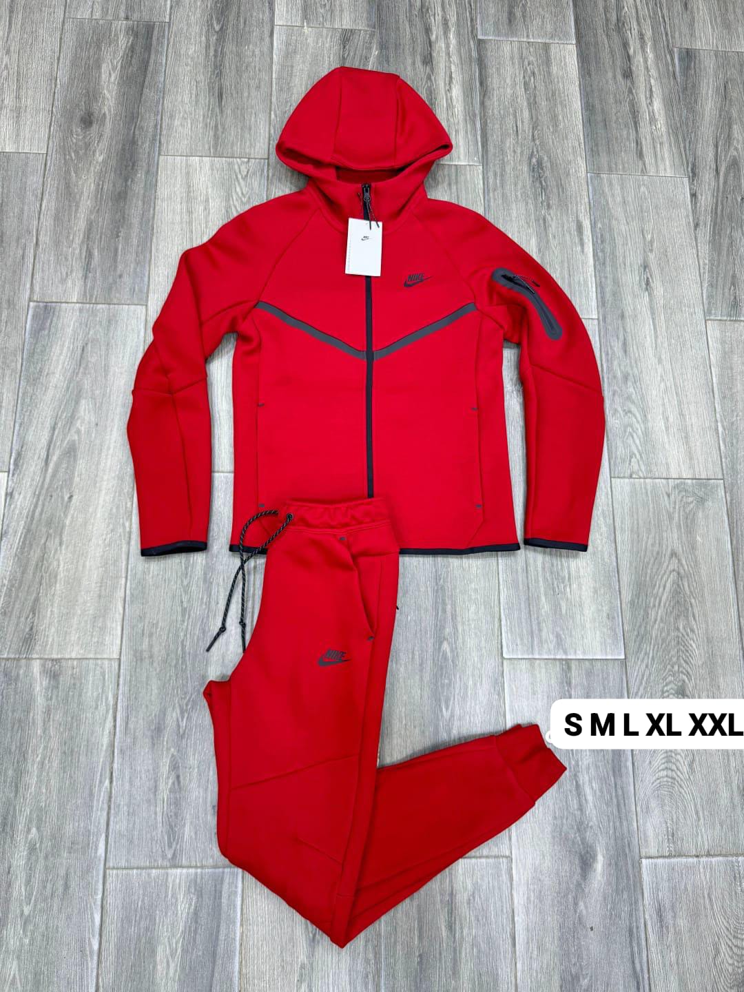 Nike tech rojo logo negro