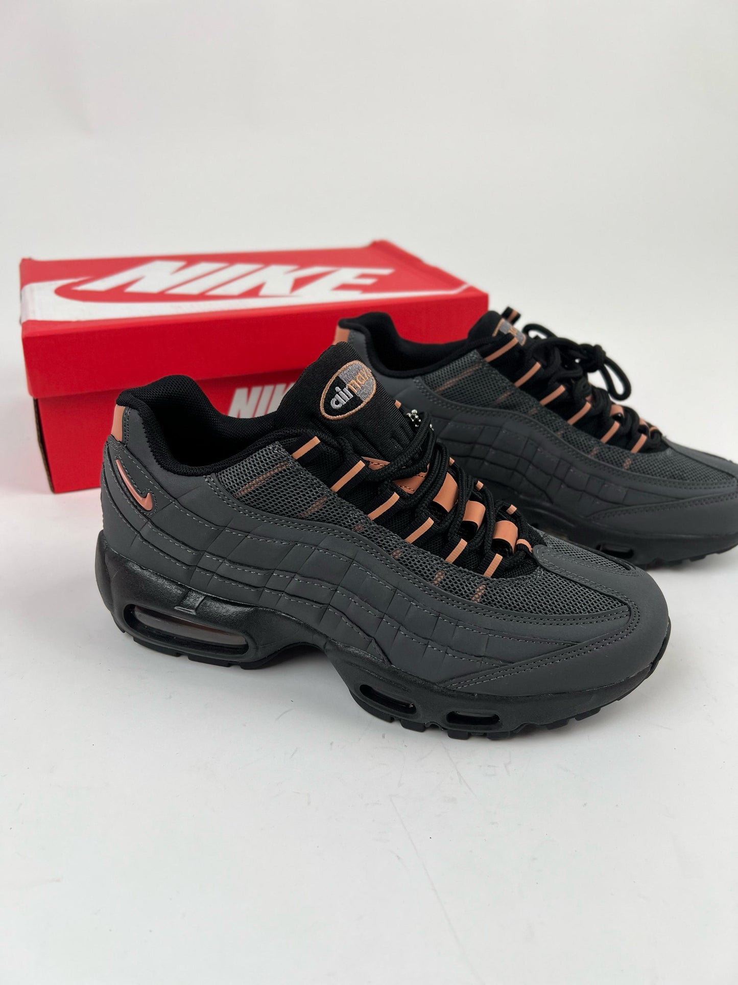 Air max 95 x SynaWorld grises logo bronce