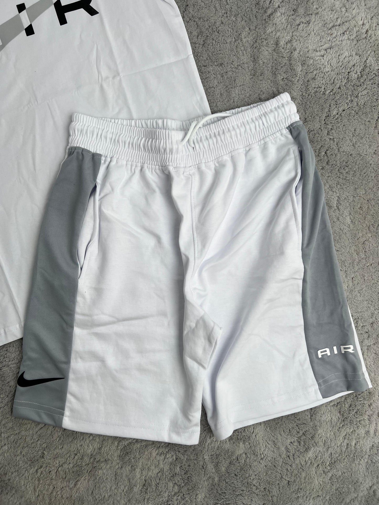 Conjunto corto nike blanco logo gris detalles negros