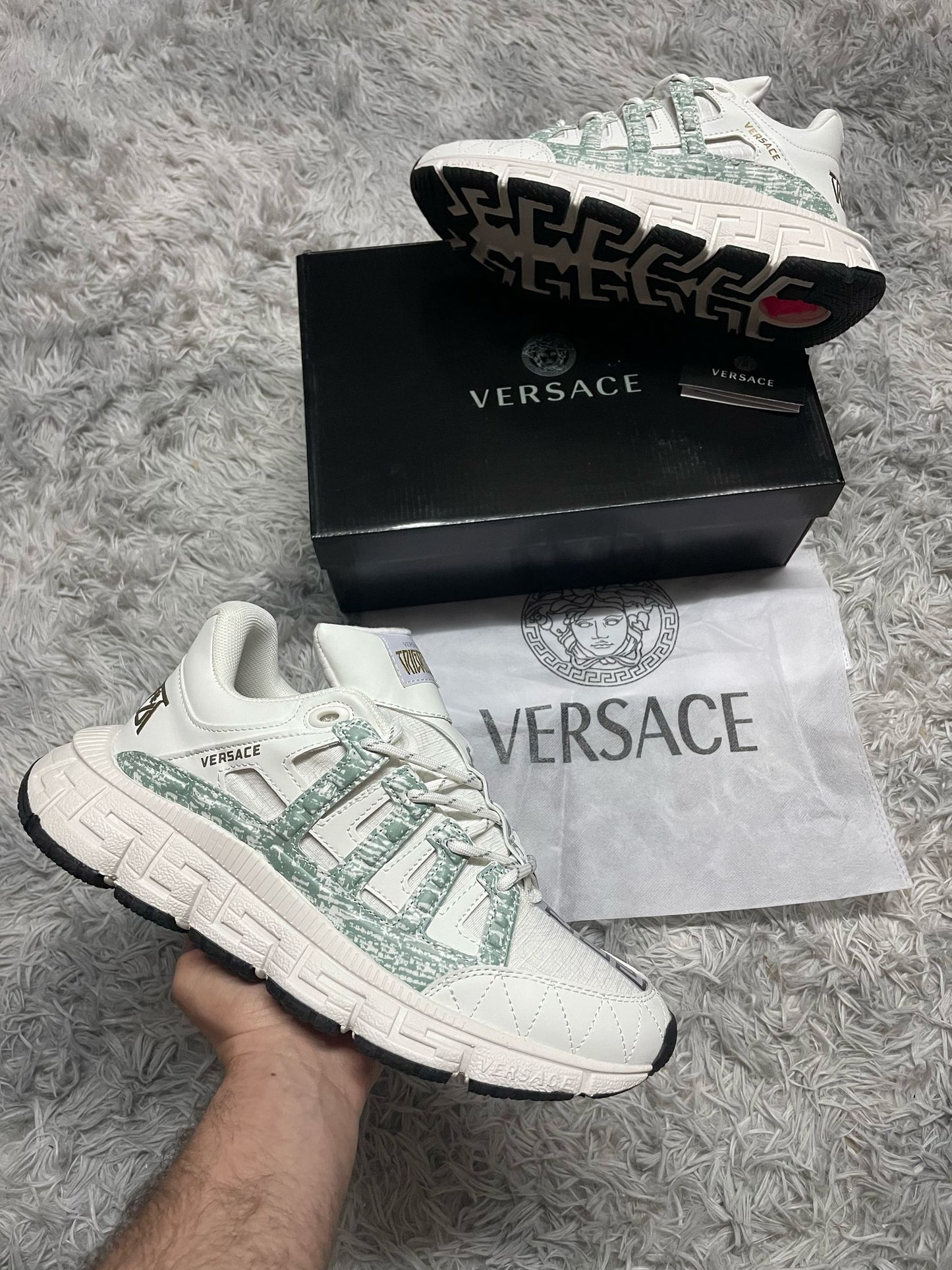 Versace chain blancas detallles verdes