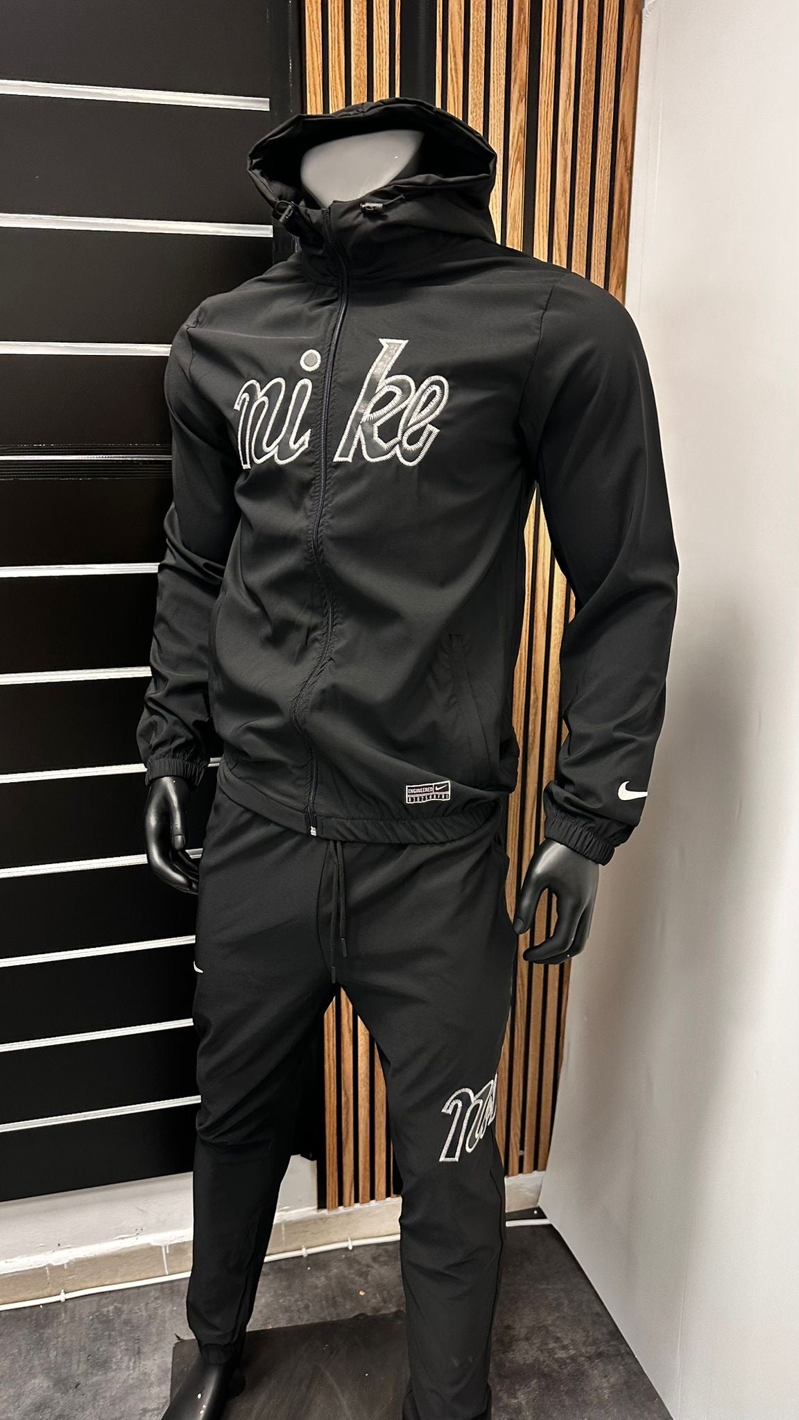 Chandal nike logo negro contorno blanco