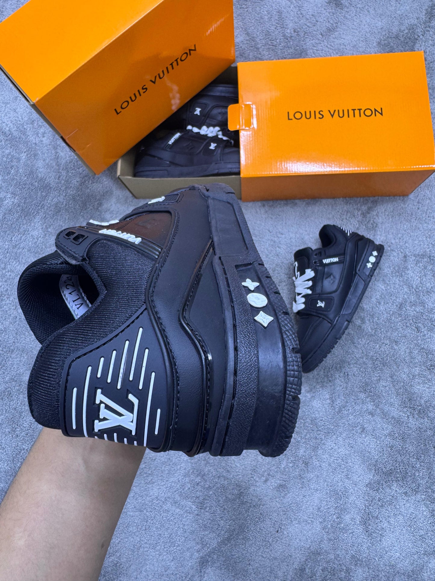 LV Trainer negras detalles blancos