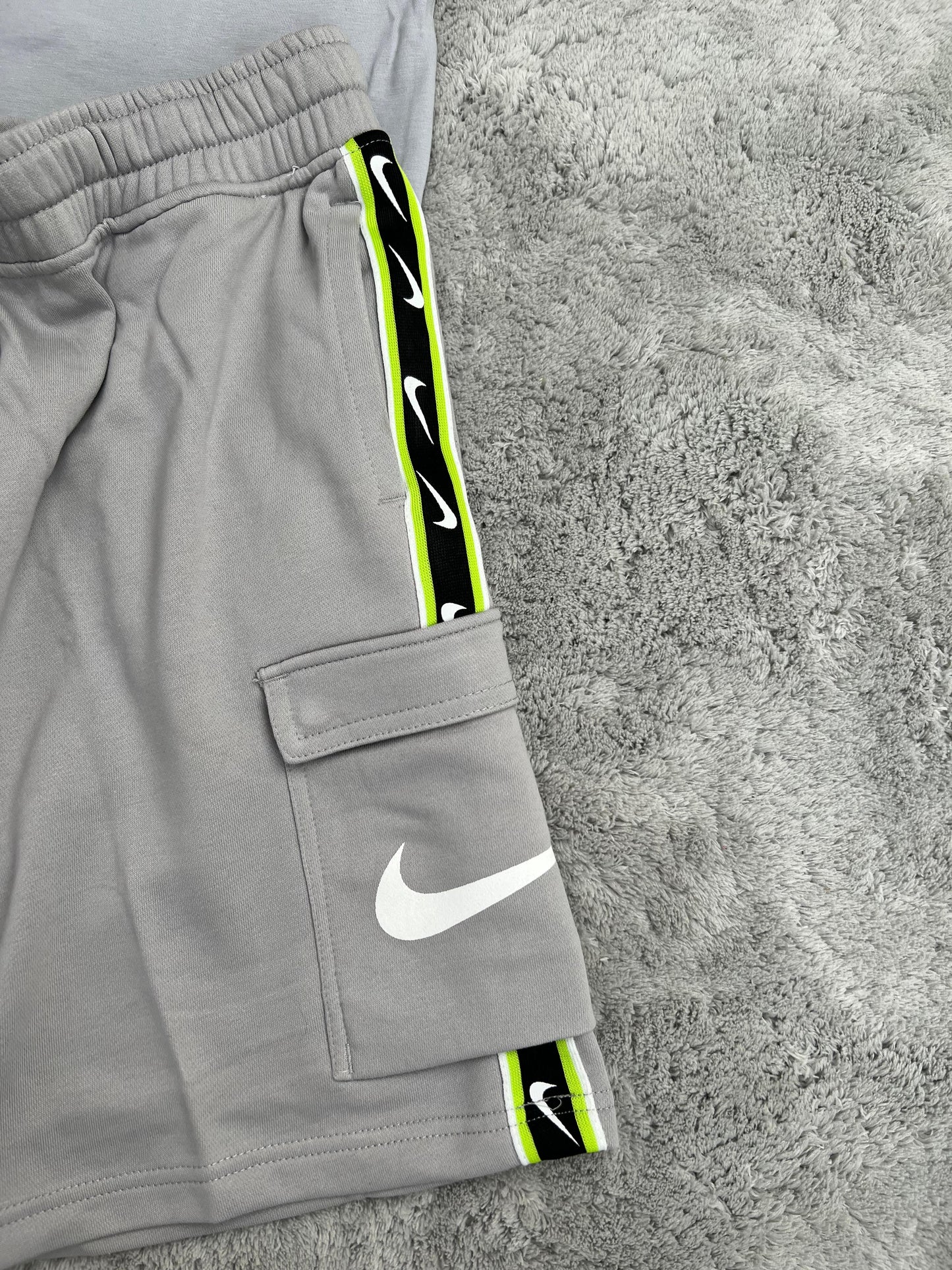 Conjunto corto gris nike logo blanco detalles negros