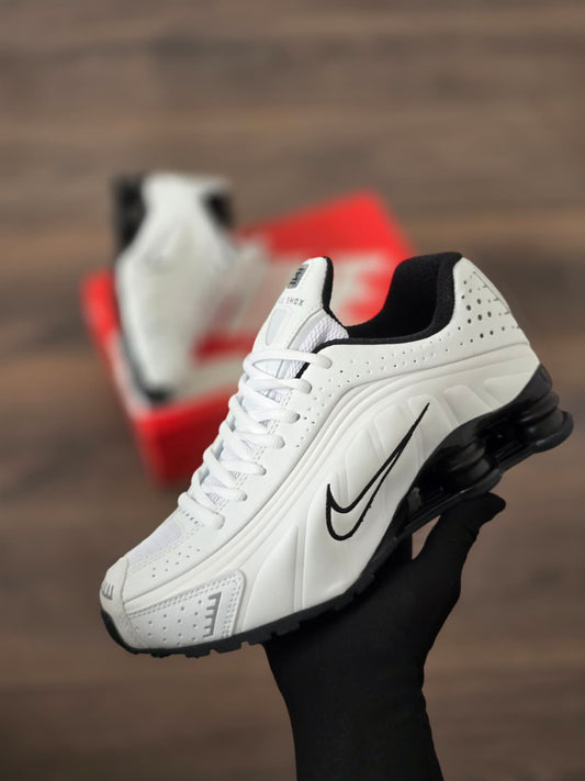 Shox r4 blanca suela negra