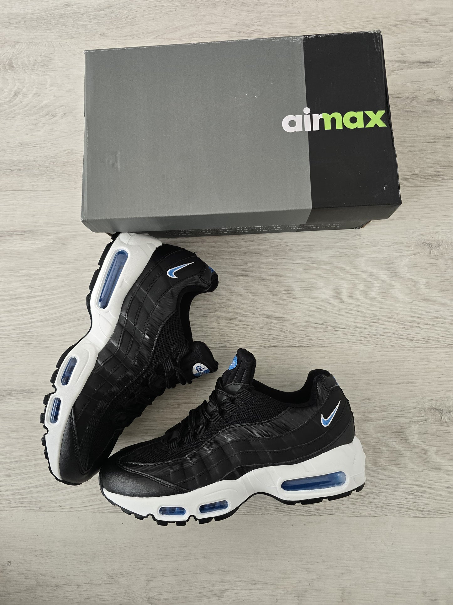 Airmax 95 negra suela blanca
