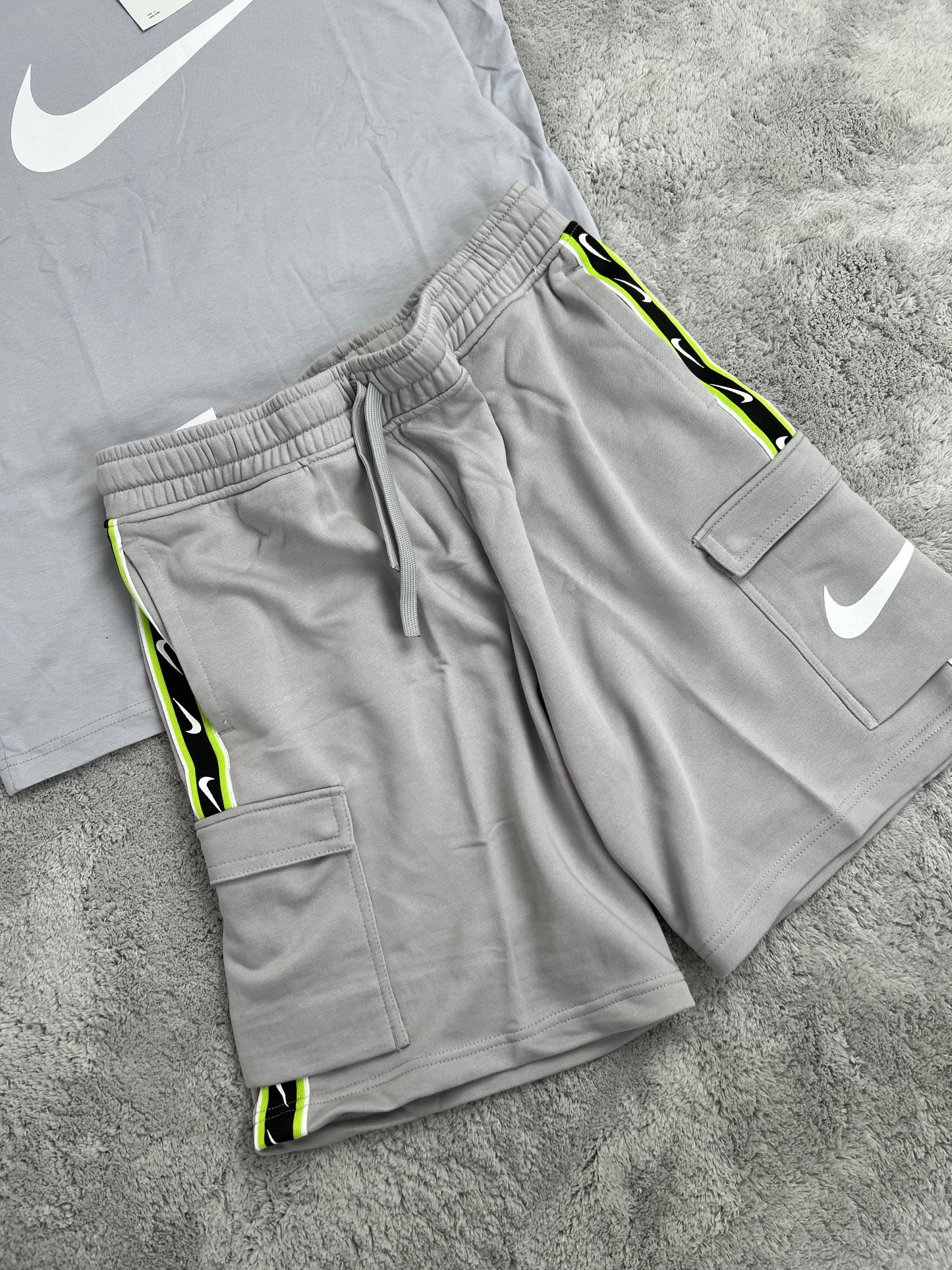 Conjunto corto gris nike logo blanco detalles negros