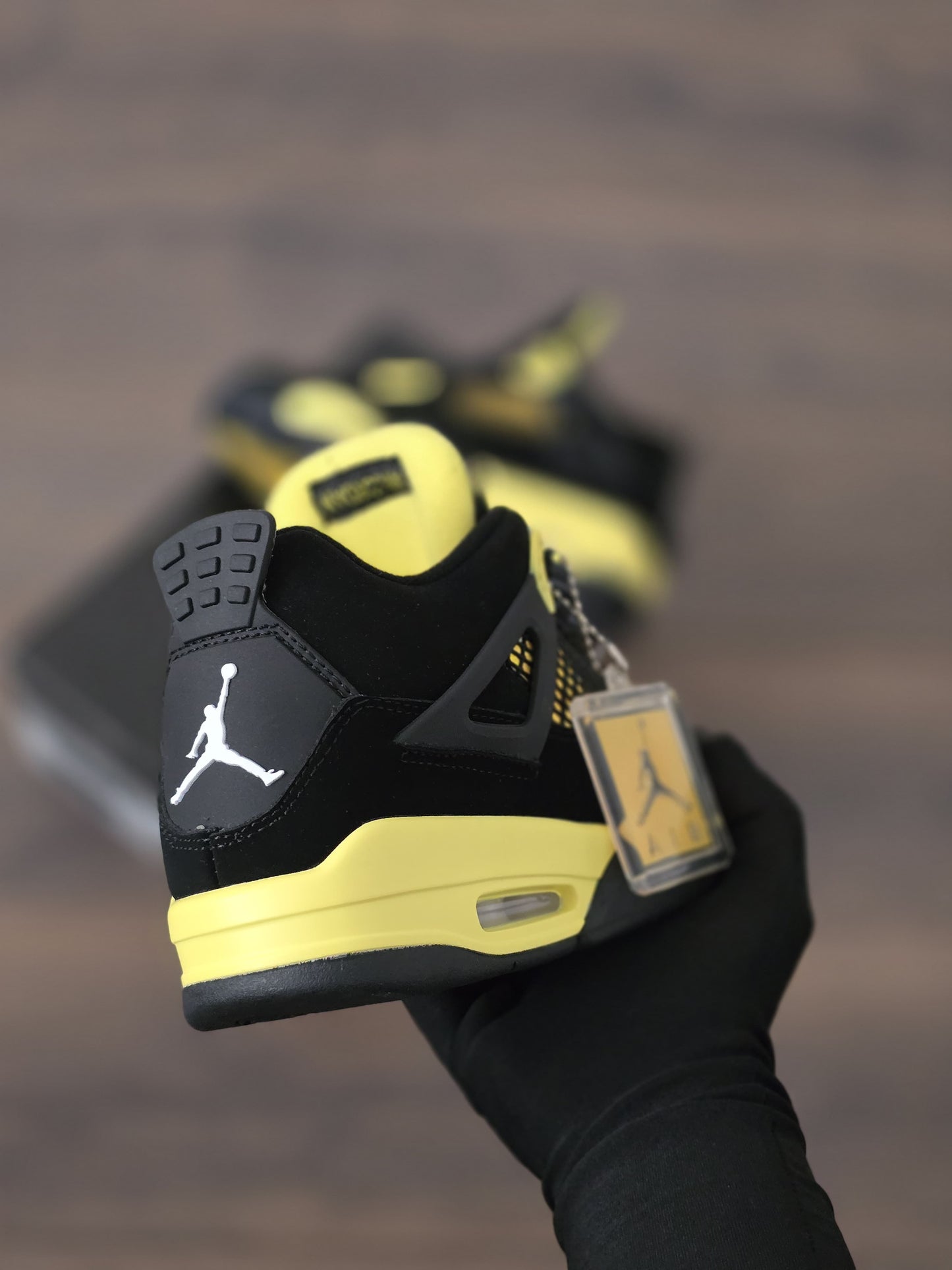 Jordan 4 negra suela amarilla