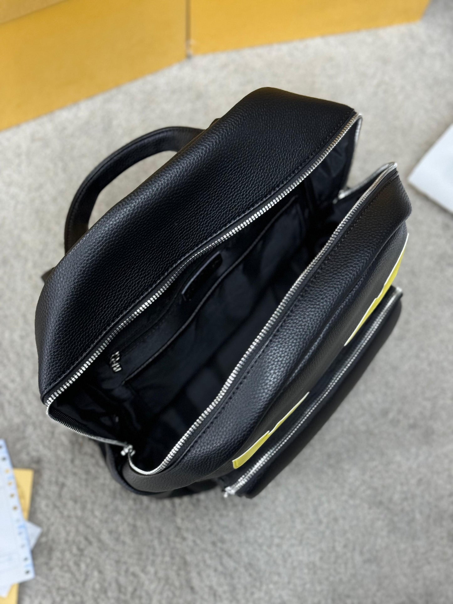 Mochila fendi negra logo amarillo