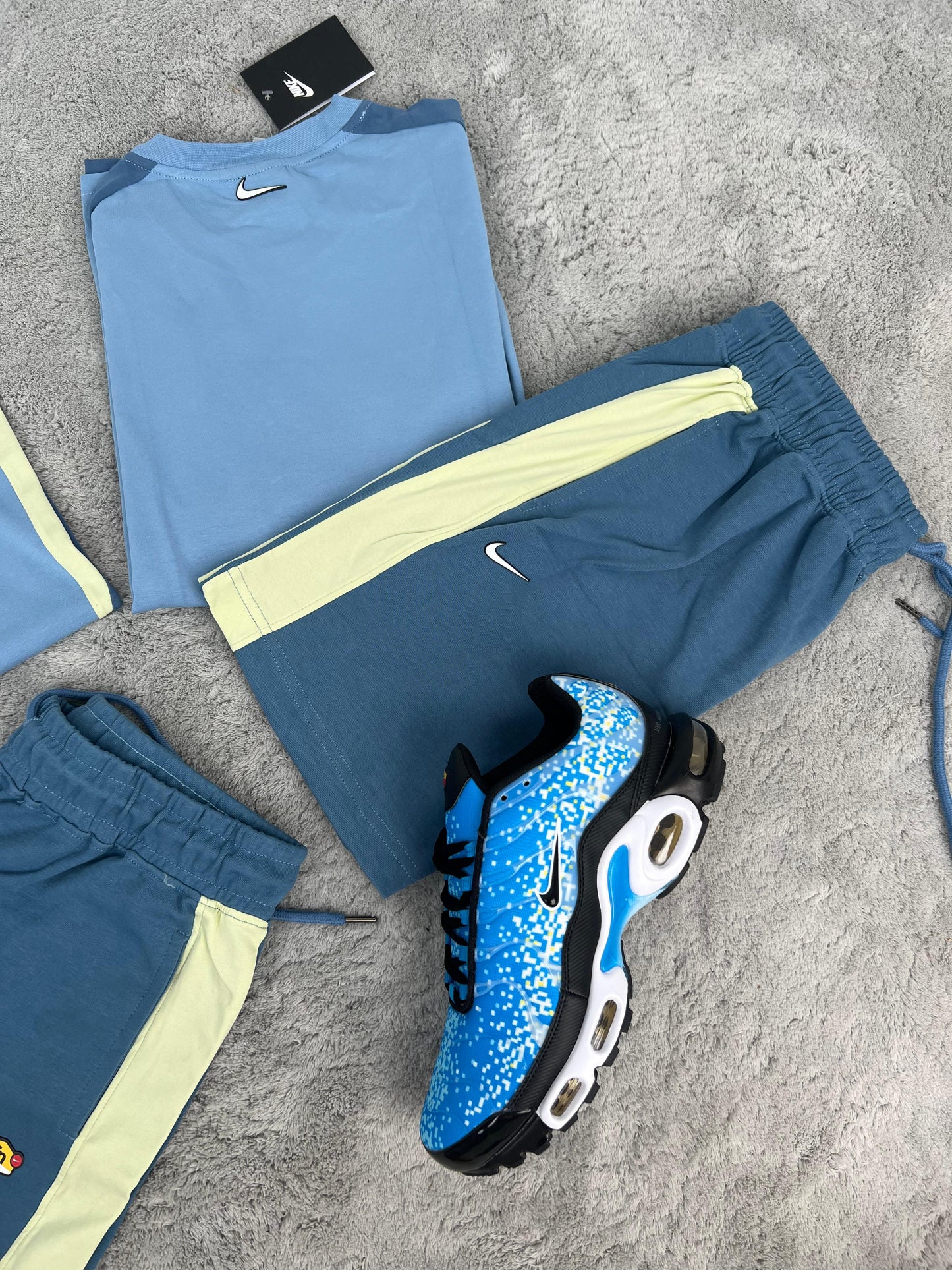 Conjunto corto nike tn azul y amarillo logo amarillo y negro