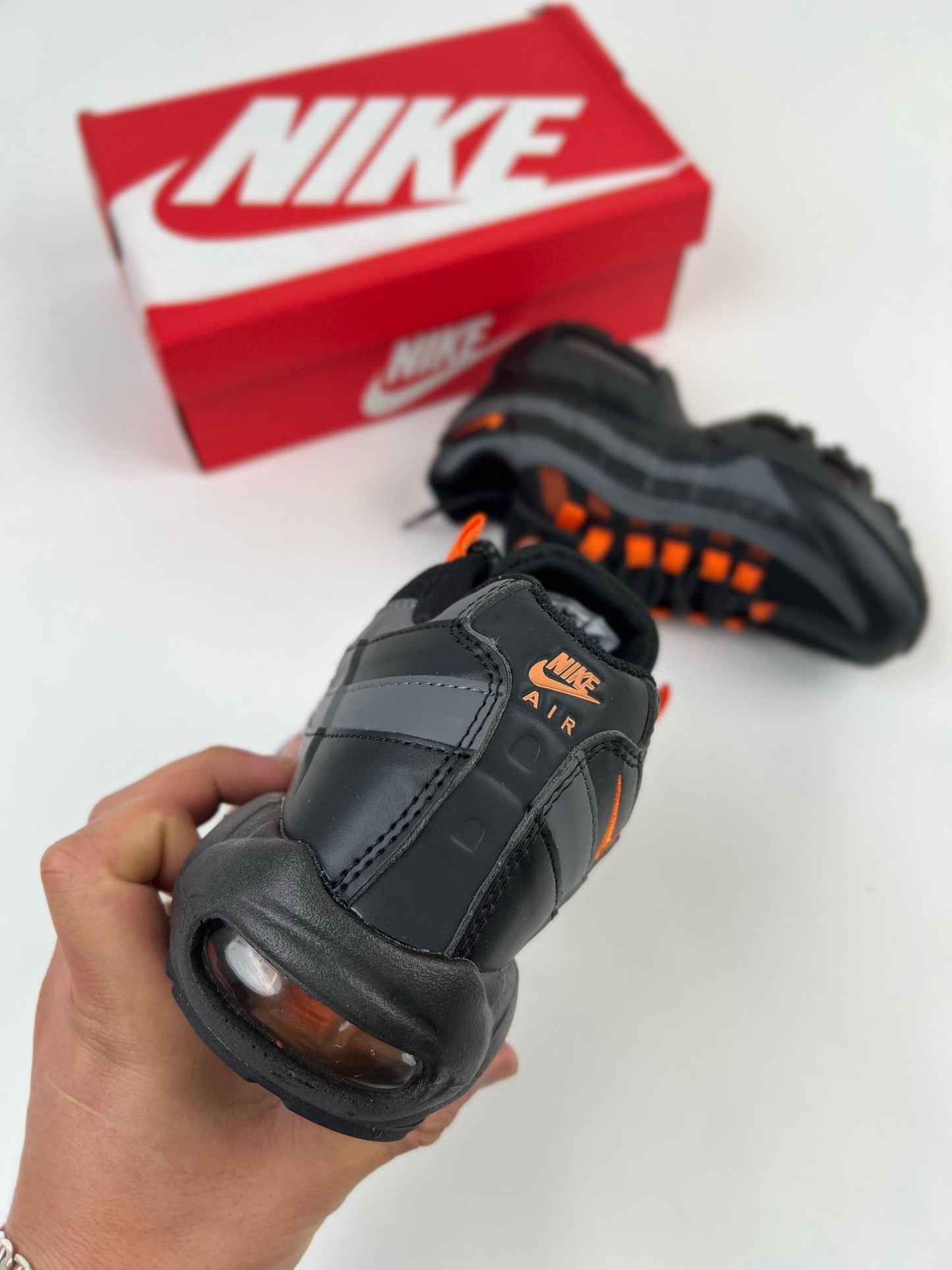Air max 95 gris logo naranja