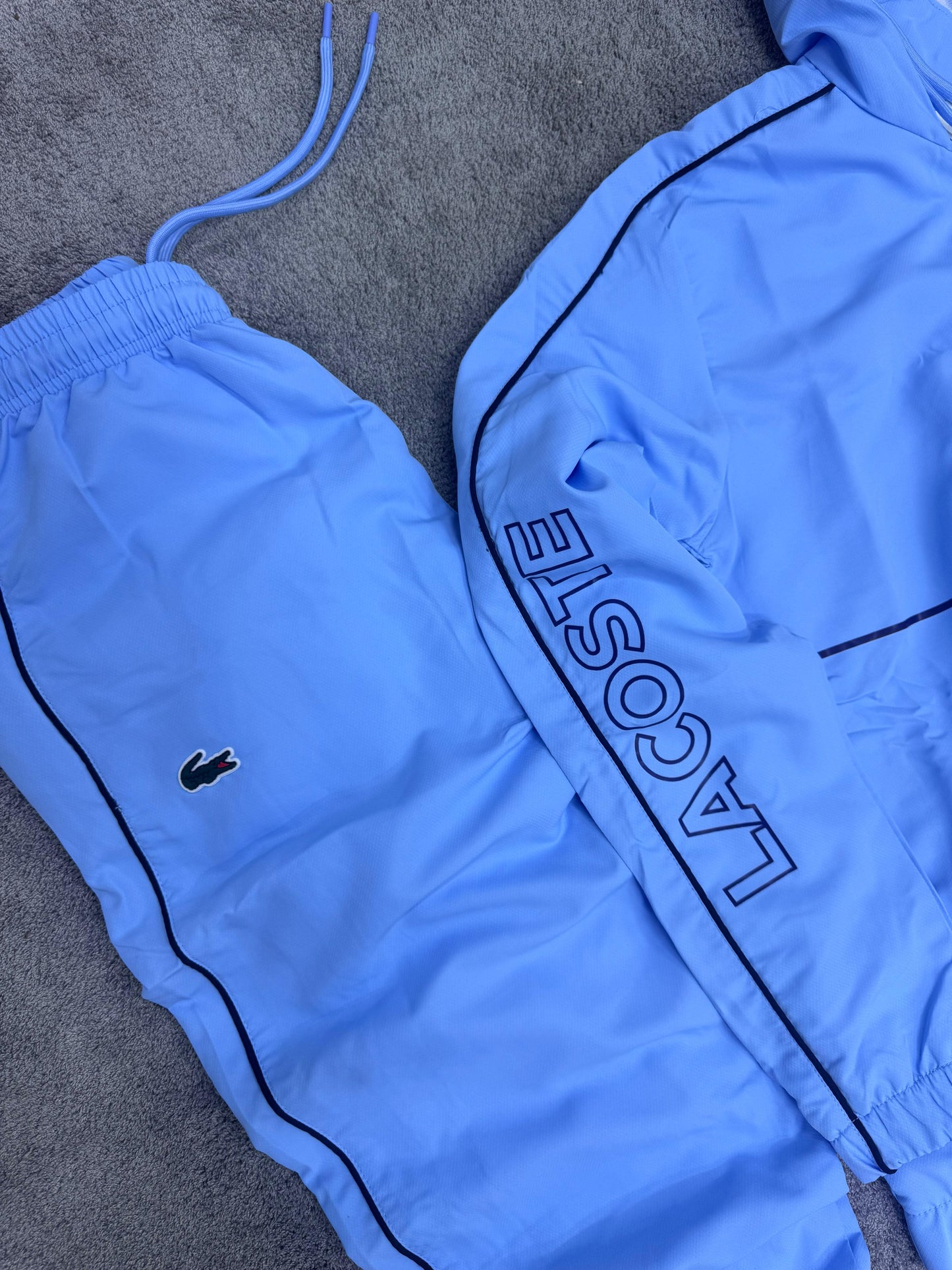 Chandal LACOSTE azul logo verde logo grande en espalda