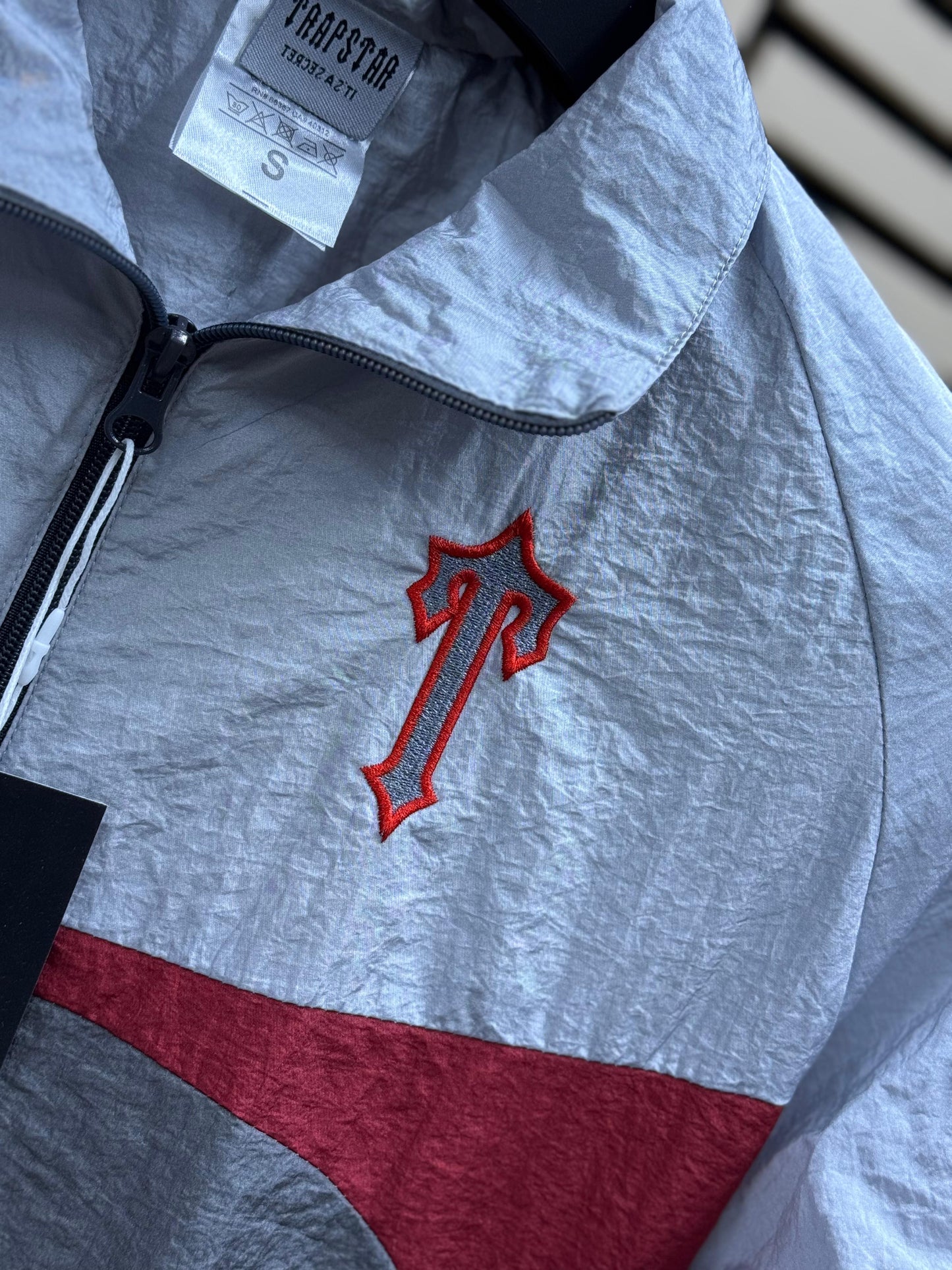 Chandal trapstar gris y blanco logo rojo