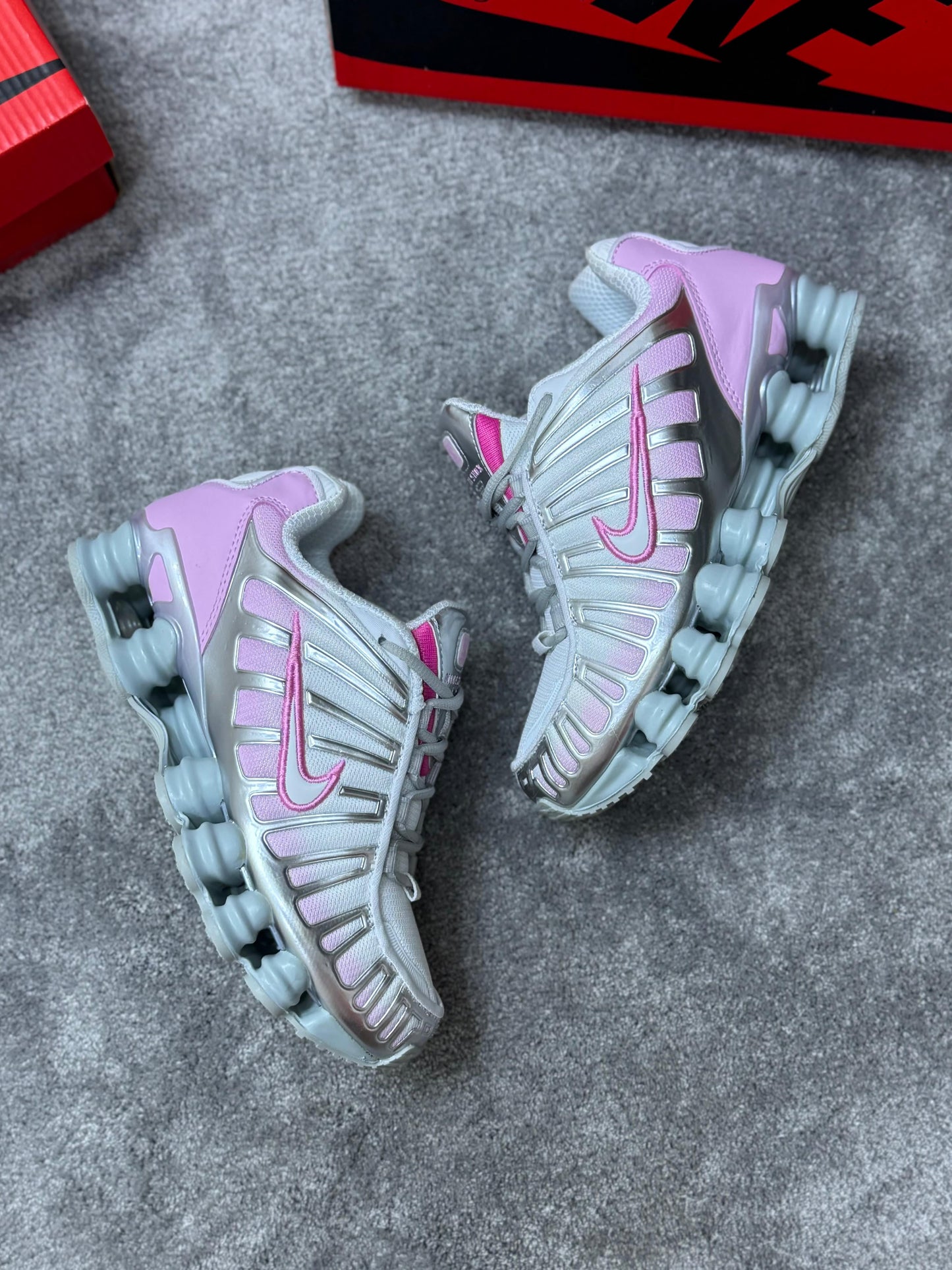Shox rosas y grises logo blanco y rosa