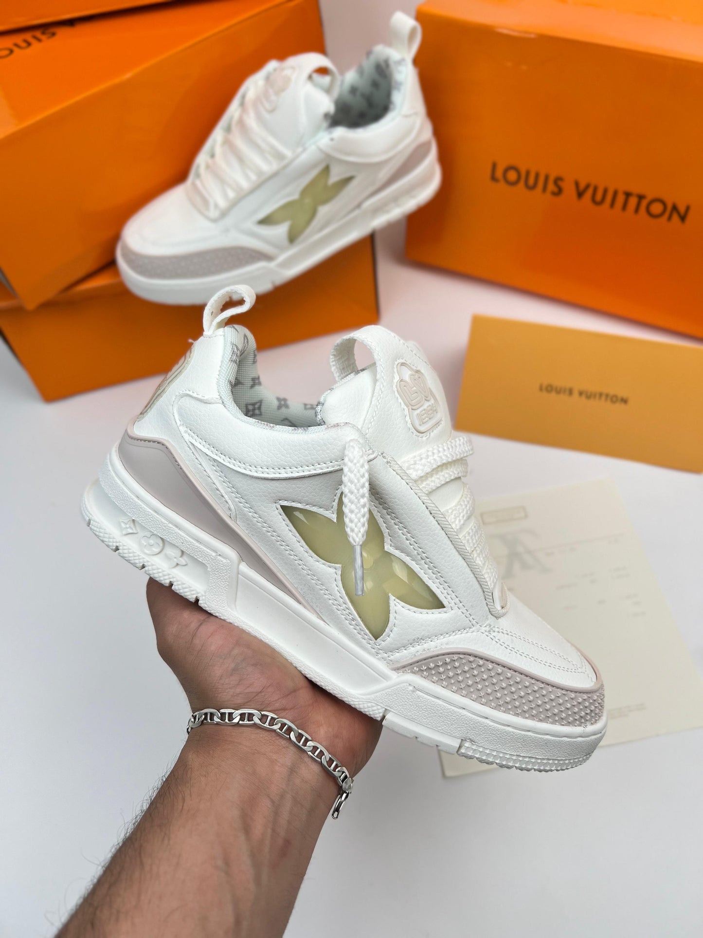 Louis vuitton SKATE 2025 blancas logo beige