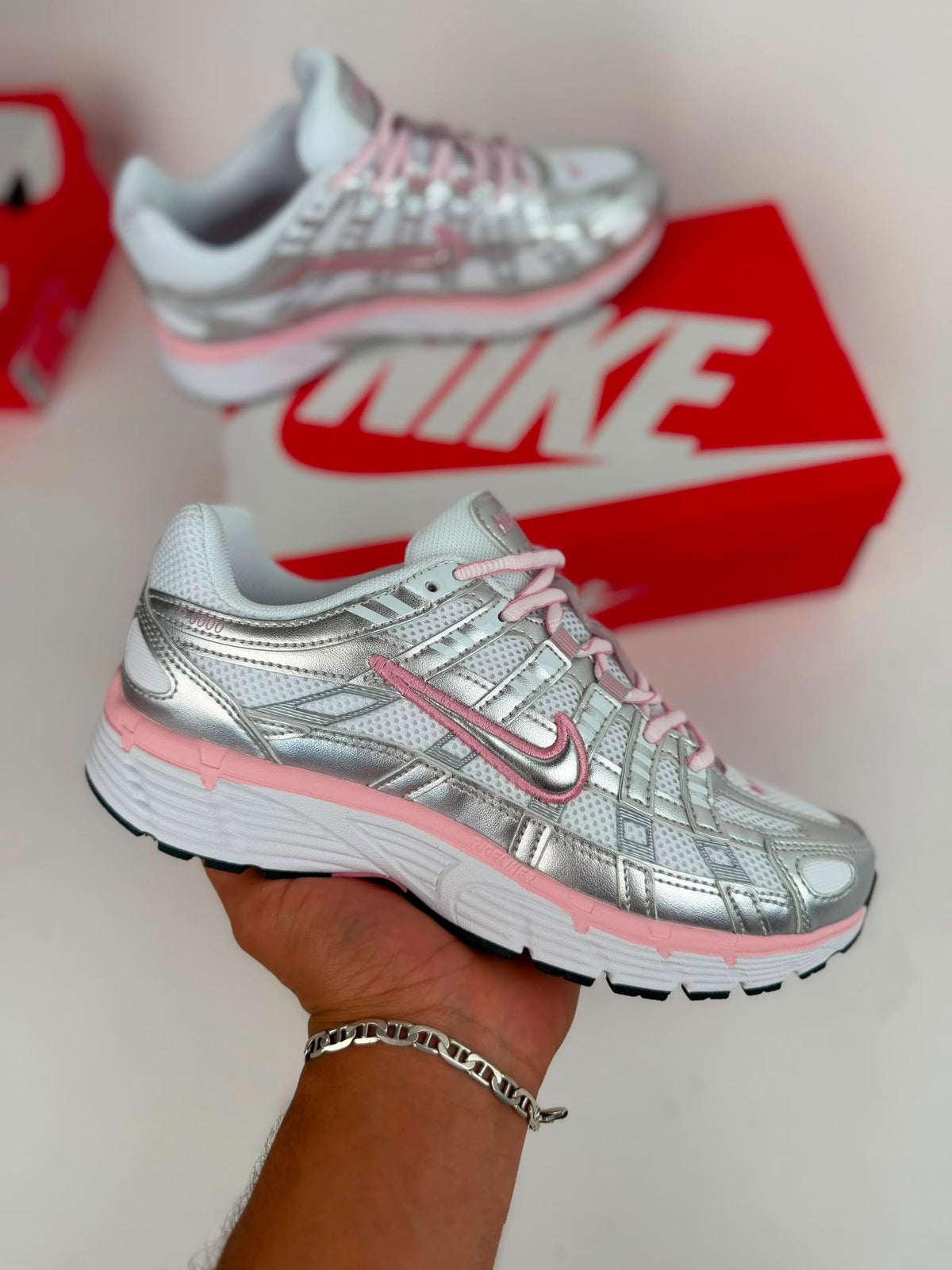 Nike P-6000 plateadas contorno rosa