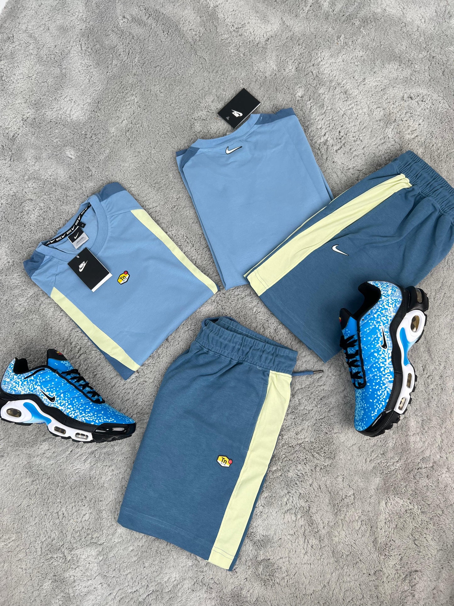 Conjunto corto nike tn azul y amarillo logo amarillo y negro