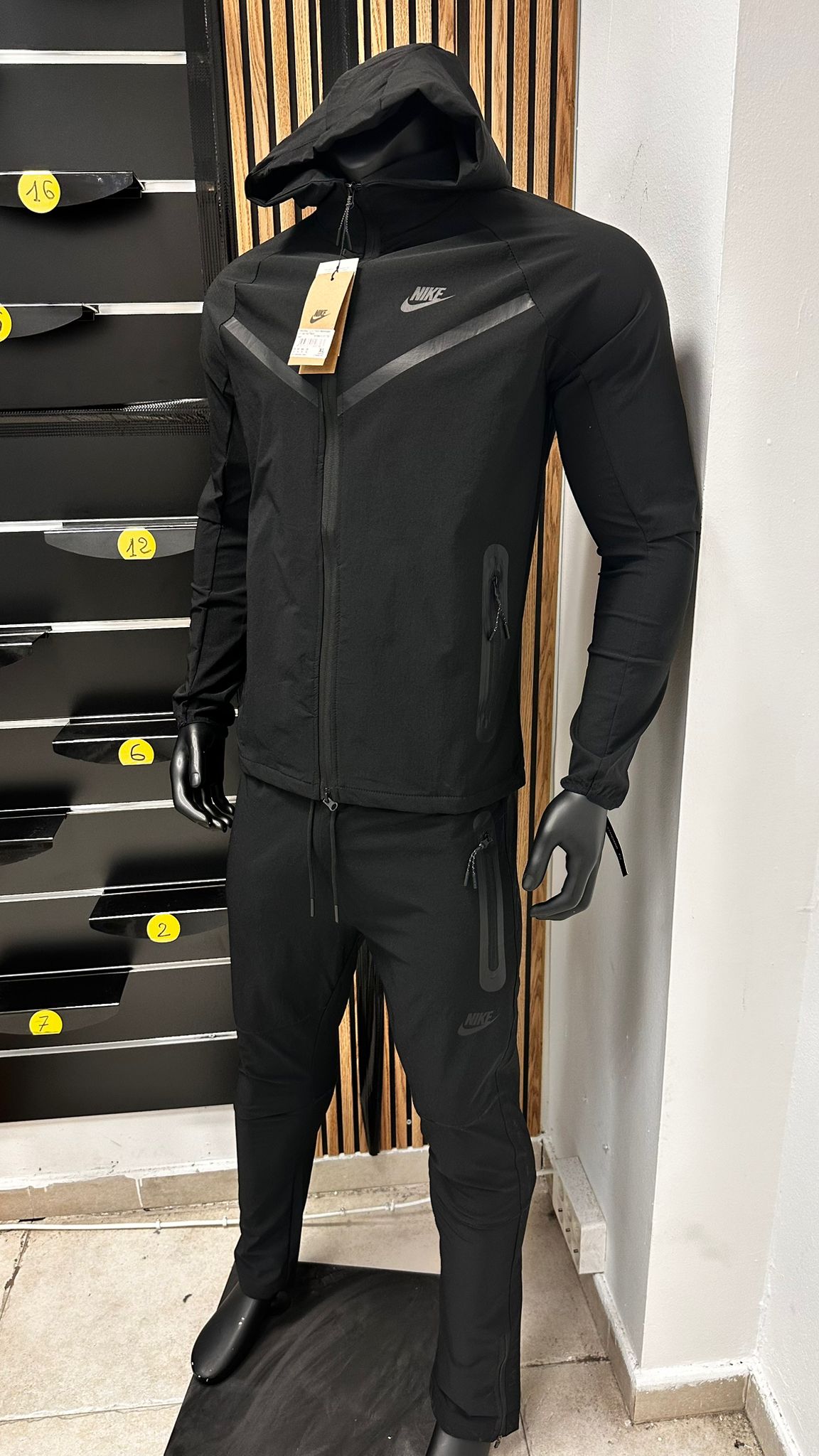 Chandal Nike Tech negro lineas negras