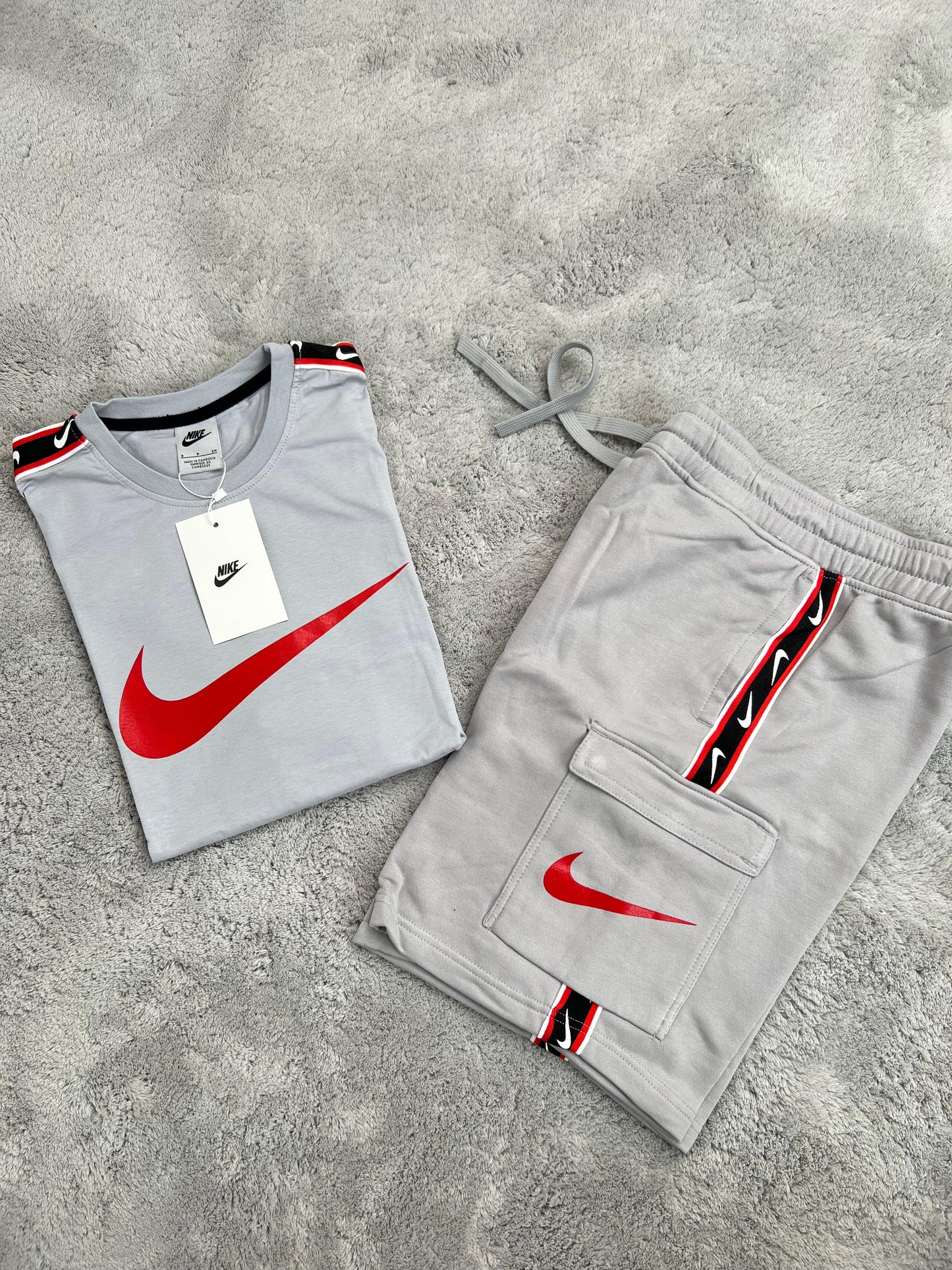 Conjunto corto gris nike logo rojo