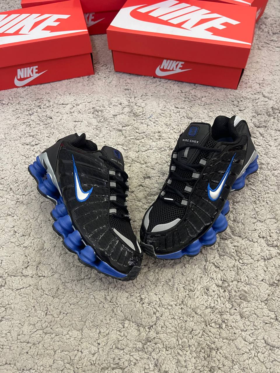 Shox negras logo plateado detalles azules