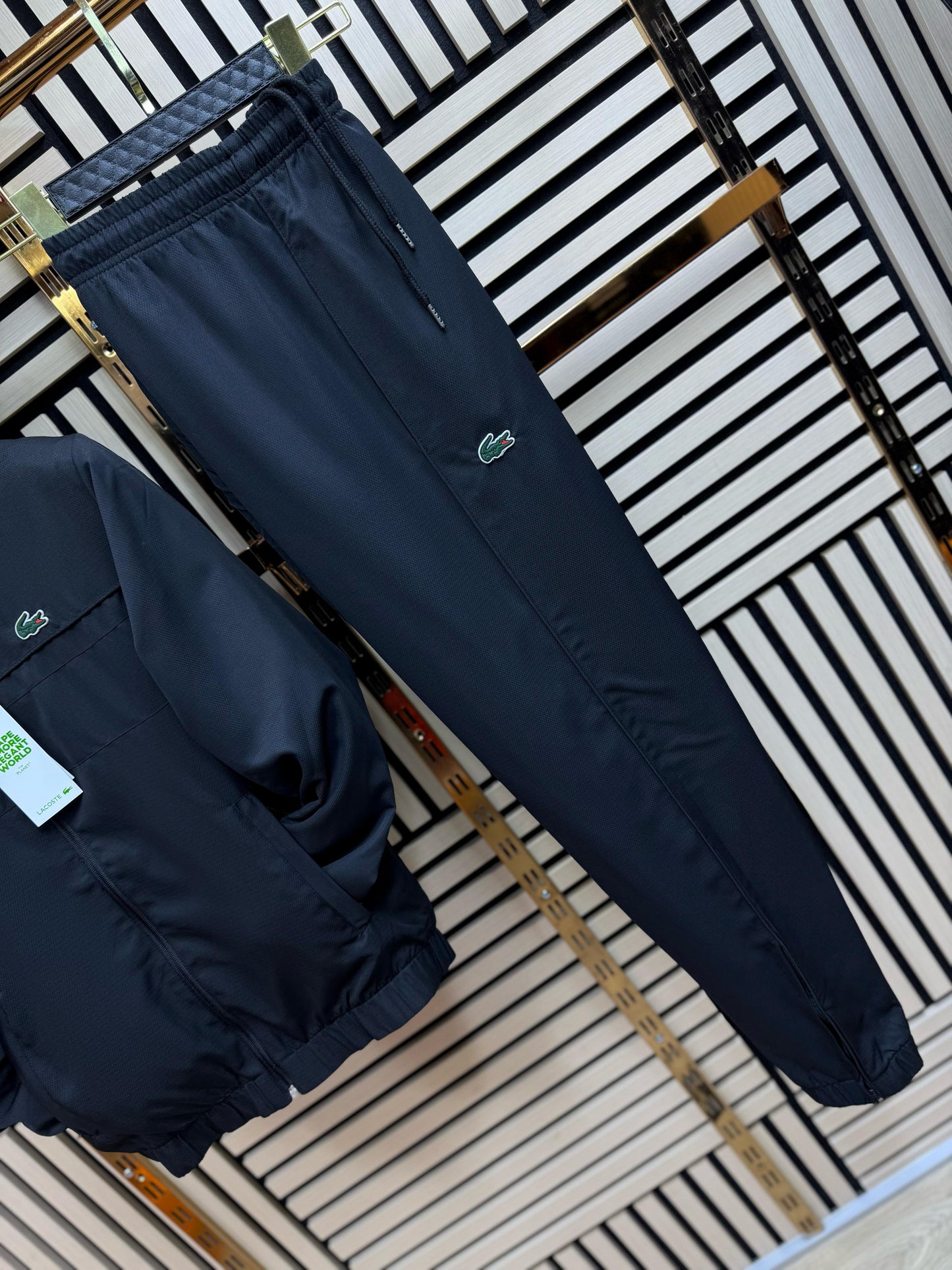 Chándal Lacoste negro logo verde detalles blancos