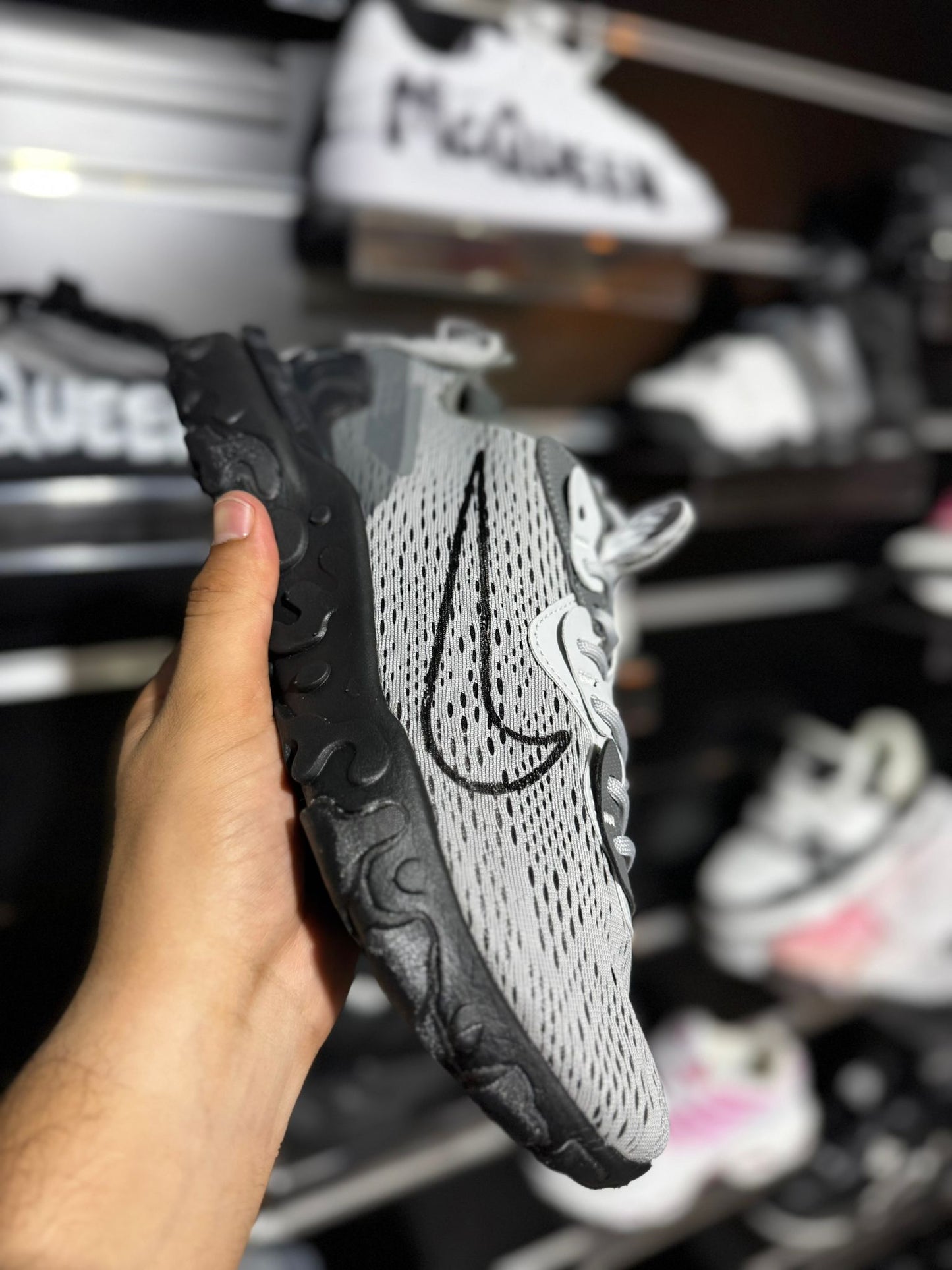 React vision grises contorno negro