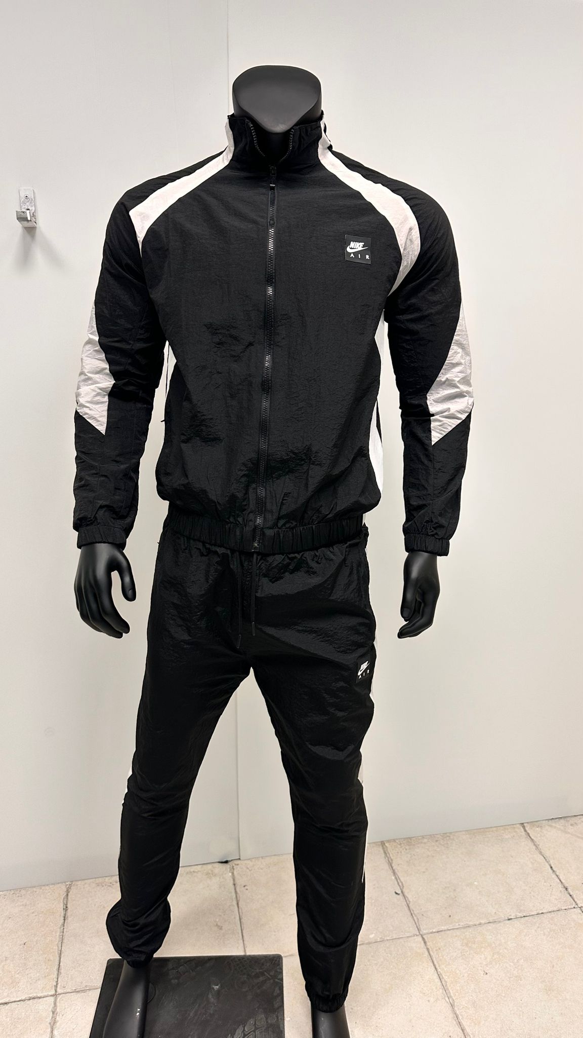 Chandal nike negro logo blanco y negro logo grande en espalda