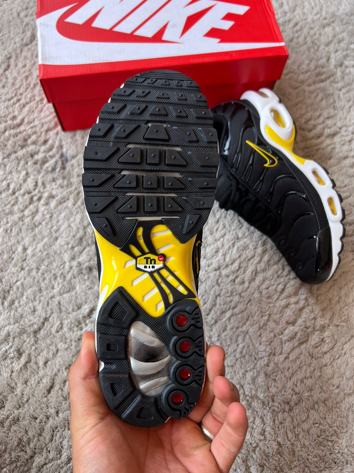 Tn negras logo negro contorno amarillo