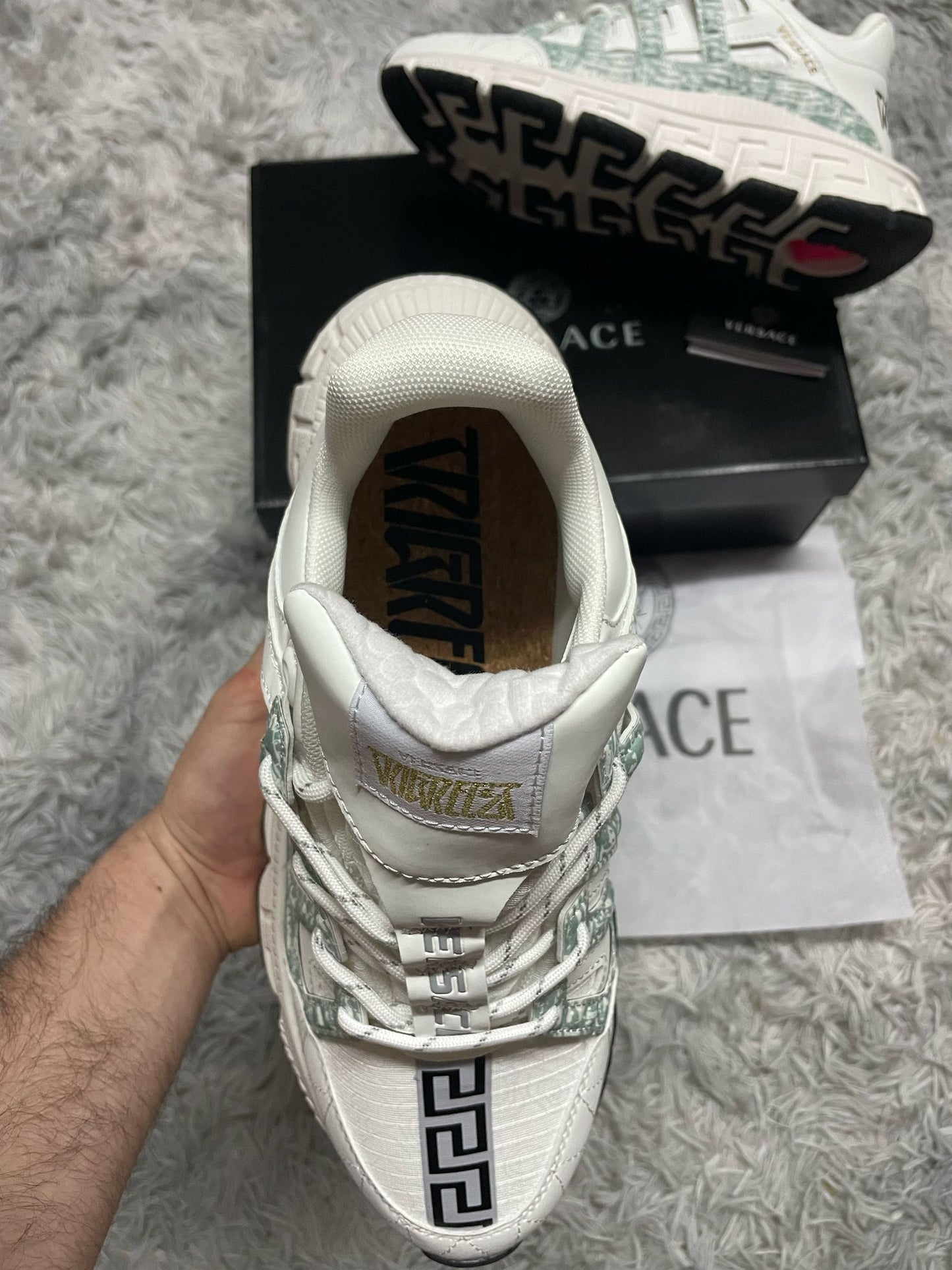 Versace chain blancas detallles verdes