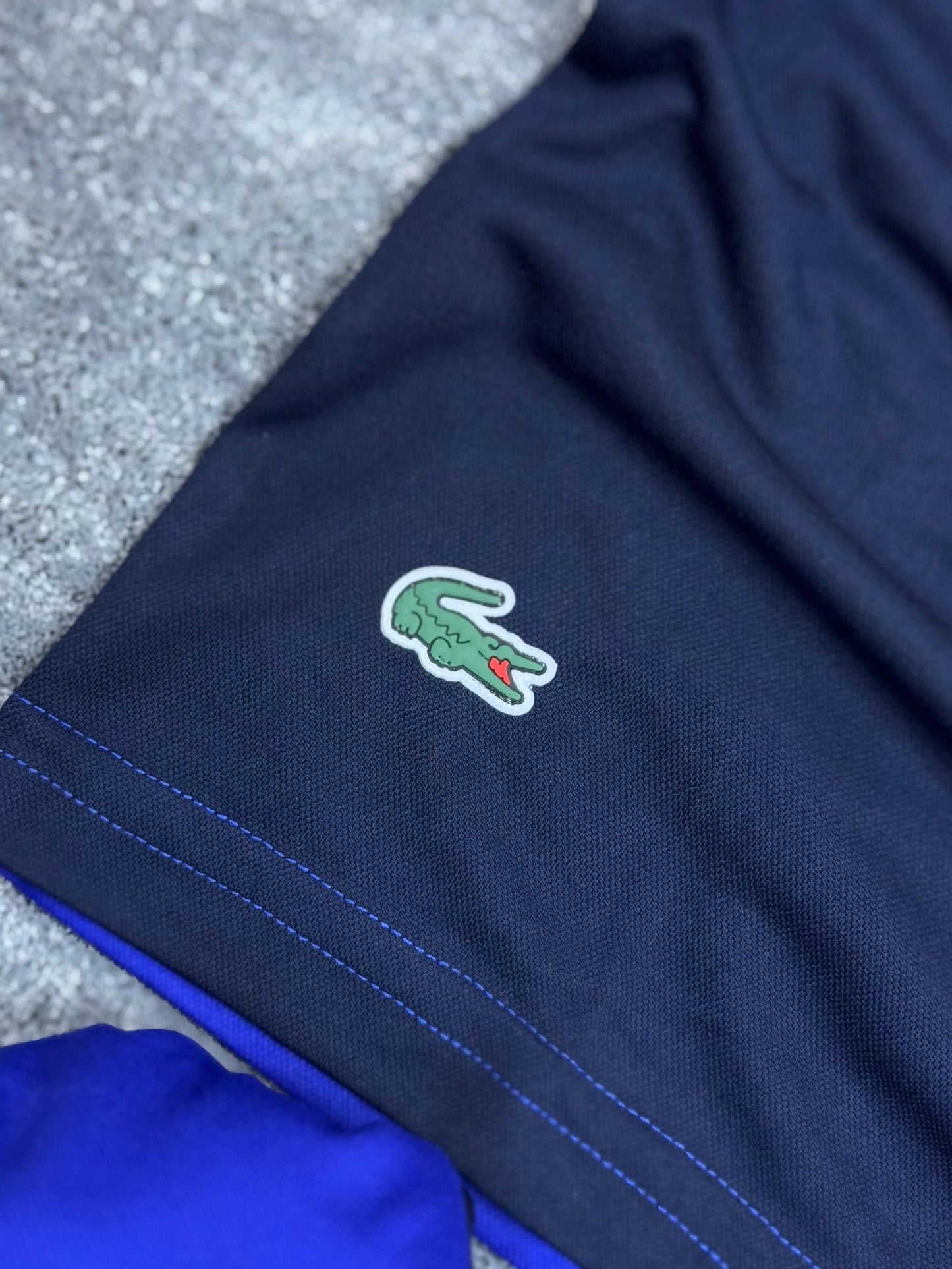 Conjunto corto lacoste azul logo blanco detalles blancos