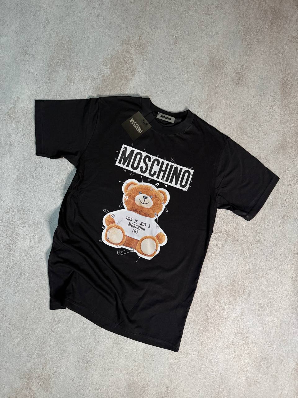Camiseta Moschino negro logo negro contorno blanco clips oso