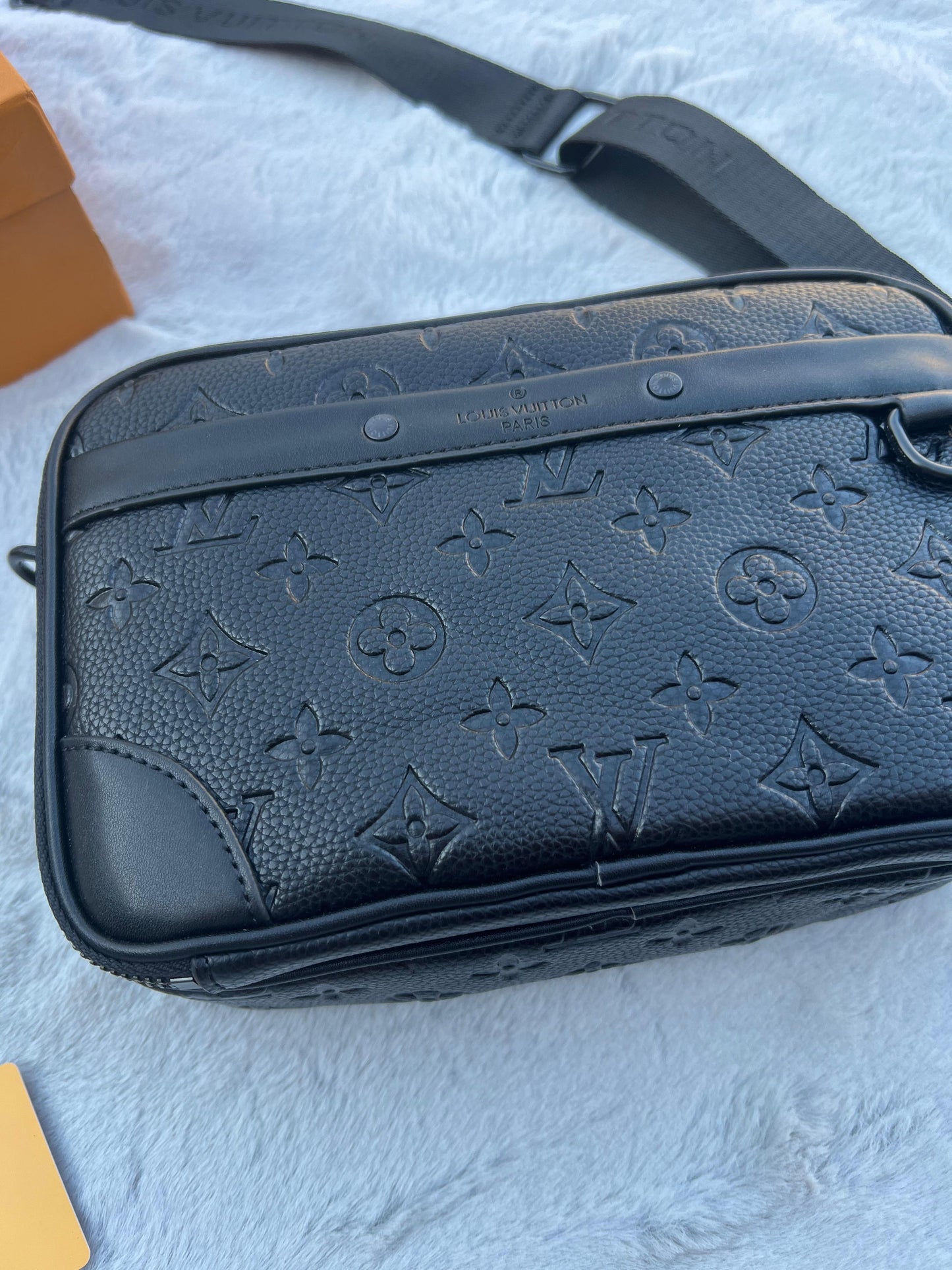 RIÑONERA LV NEGRA LOGOS GRANDES
