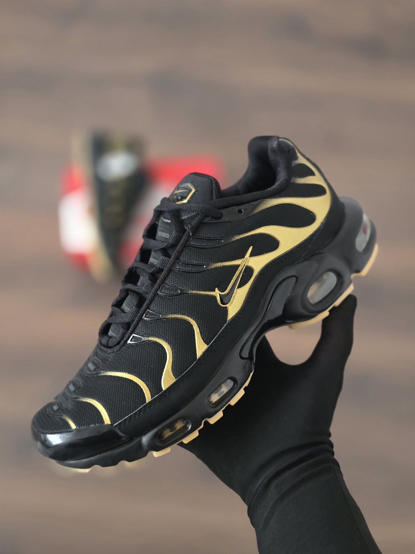 Tn negra con oro suela oro