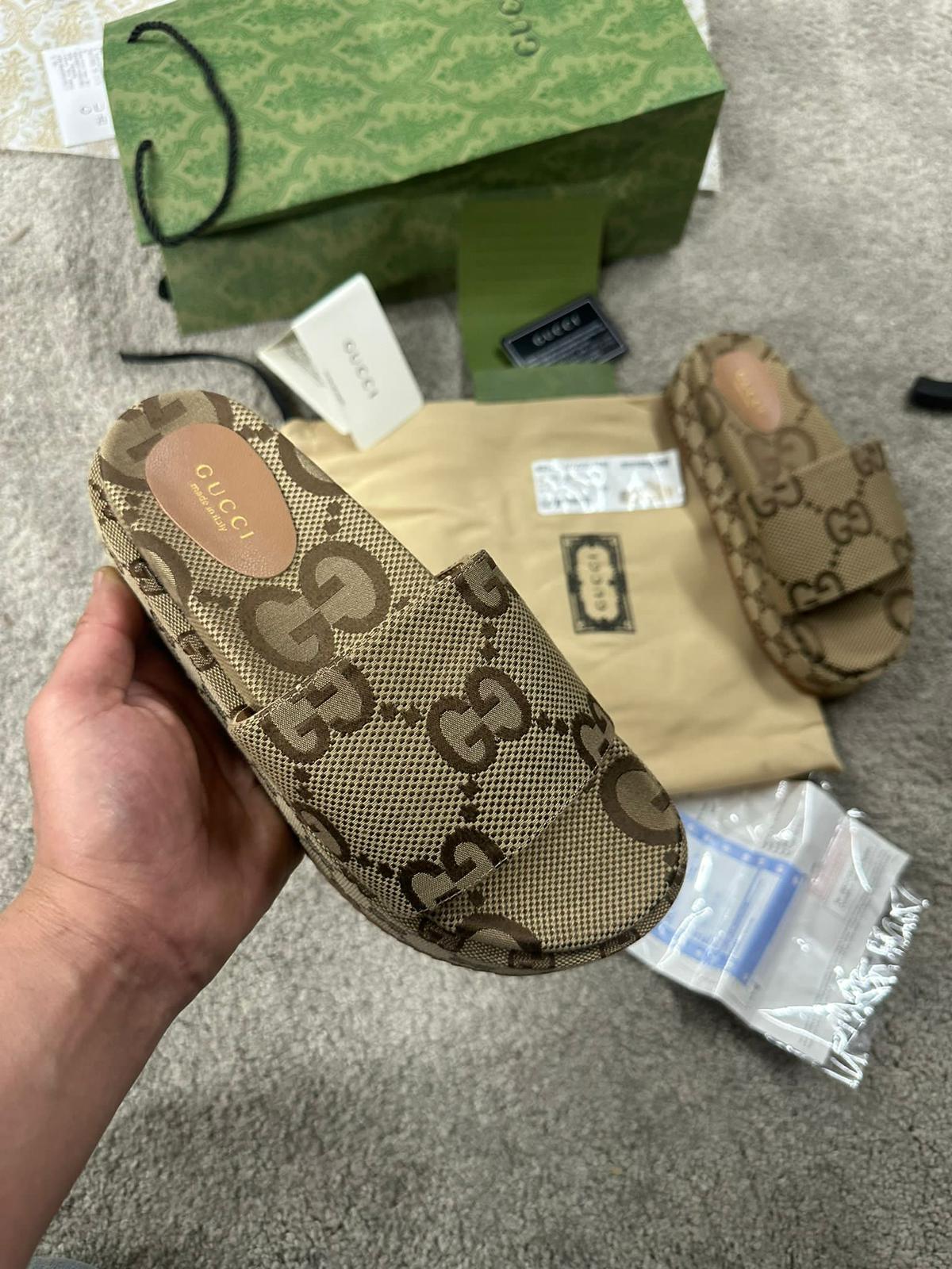 Chanclas gucci beige logos marrones