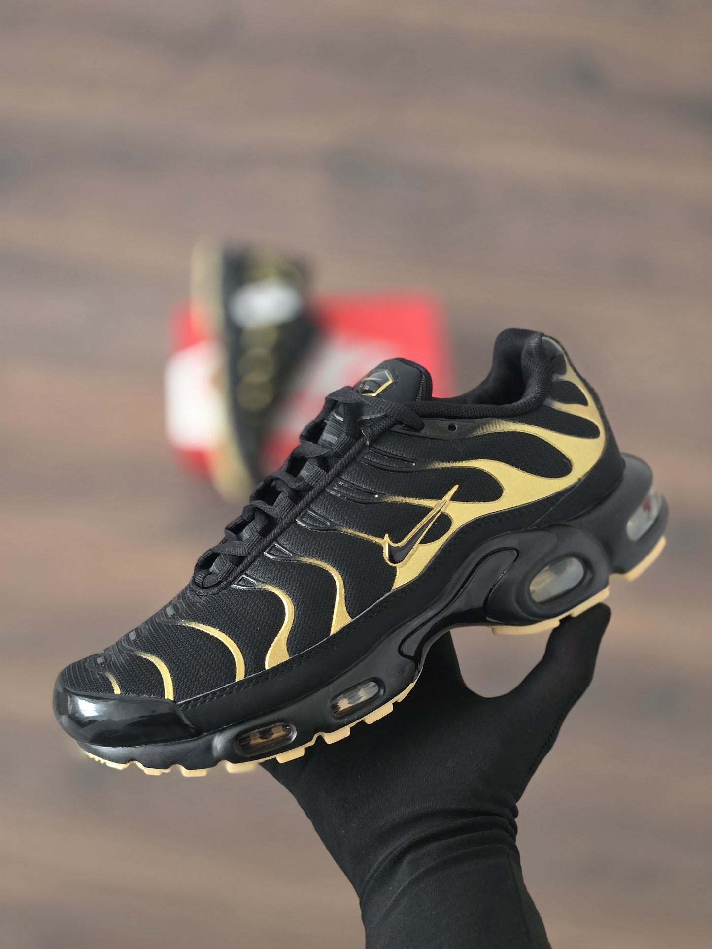 Tn negra con oro suela oro