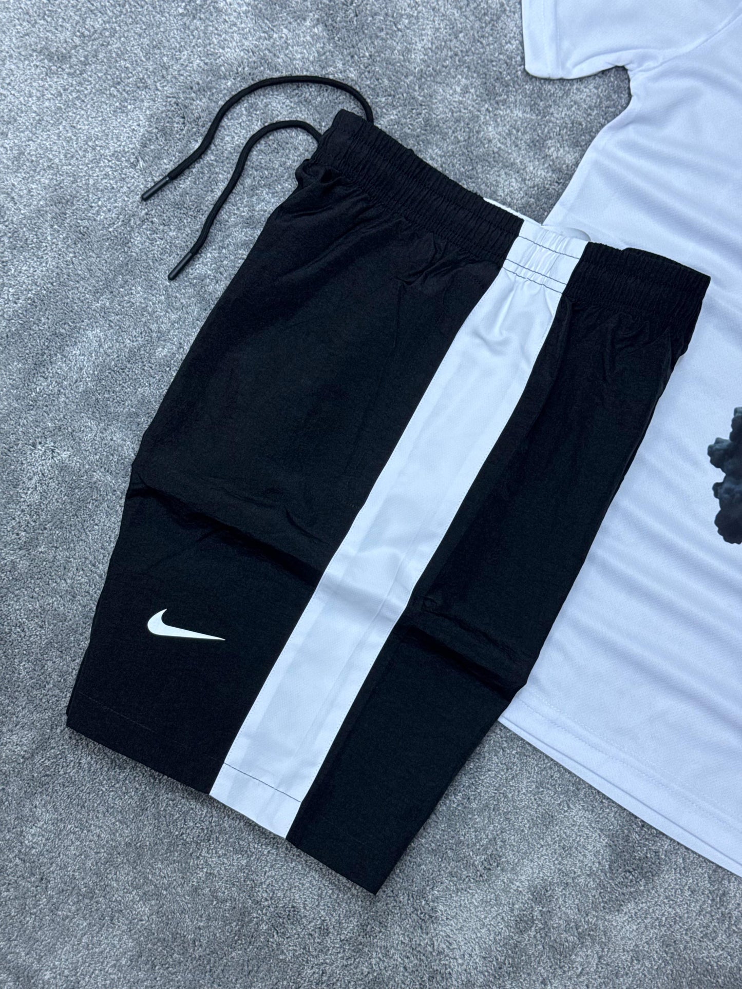 Conjunto corto nike blanco logo negro detalles humos
