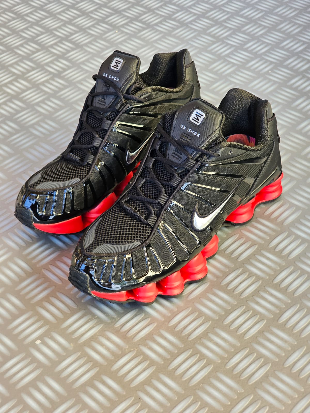 Shox negra suela roja