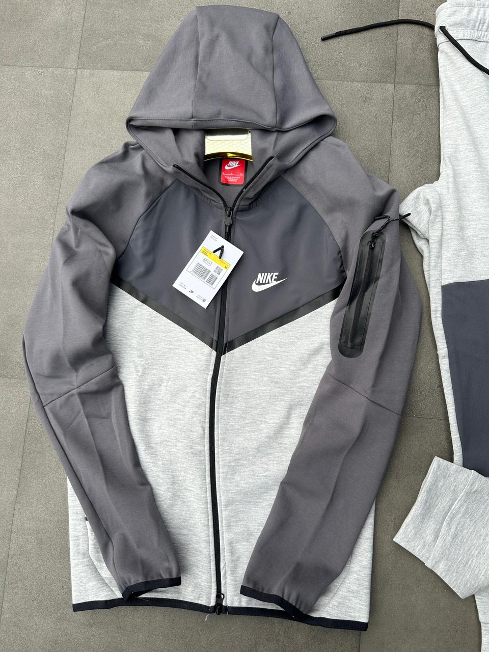 Chandal nike tech gris y blanco detalles negros