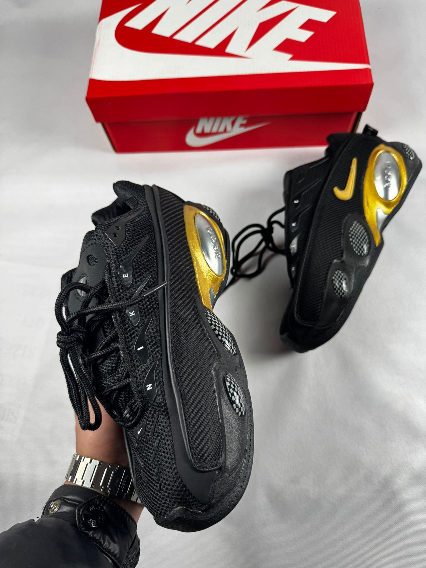 Nike nocta negro logo dorado detalles plateados