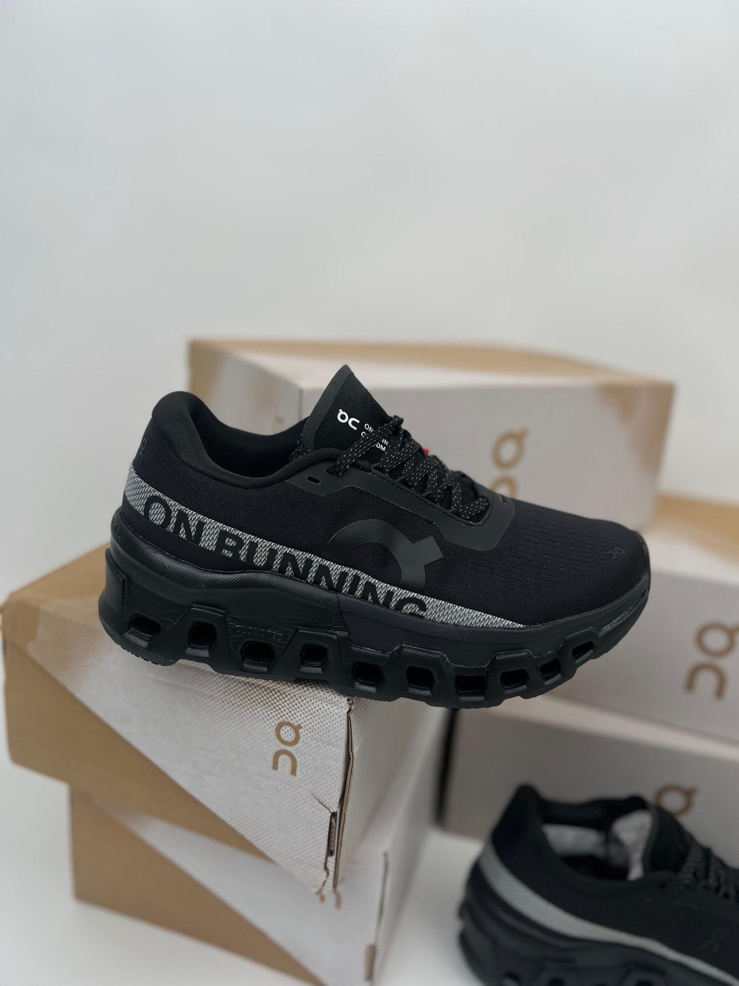 Zapatillas On Running Cloudmonster 2 negras detalles grises