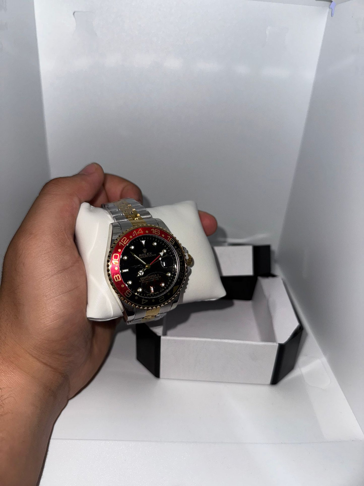 RELOJ ROLEX NEGRO DETALLES ROJOS Y DORADO Y PLATEADO