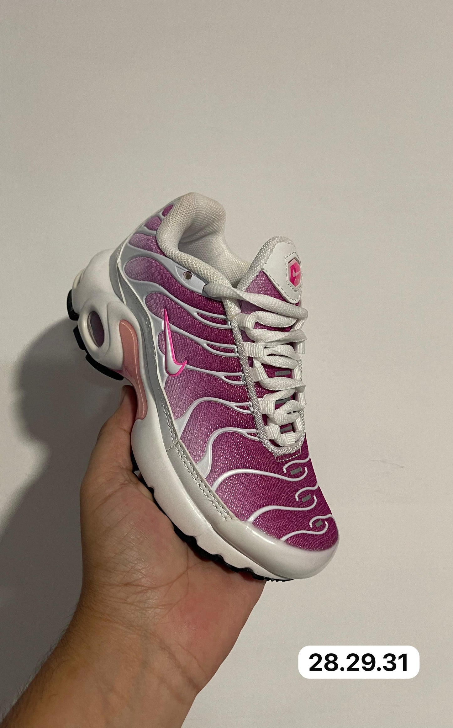 TN rosas detalles blancos