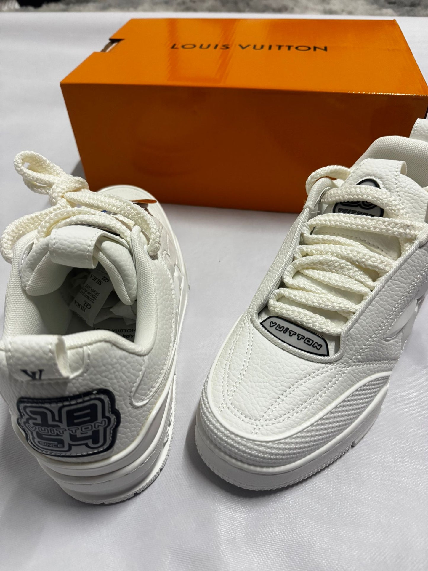 LV skate blancas logo negro
