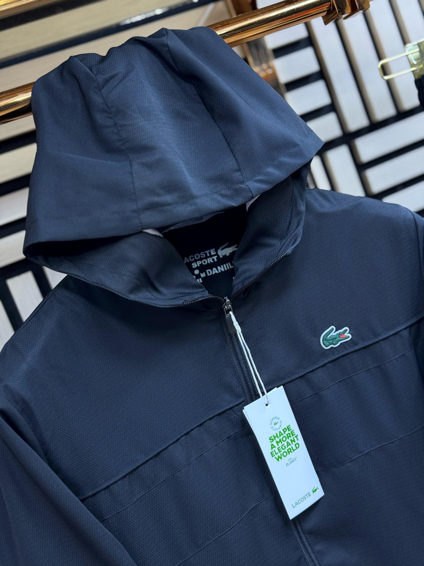 Chándal Lacoste negro logo verde detalles blancos