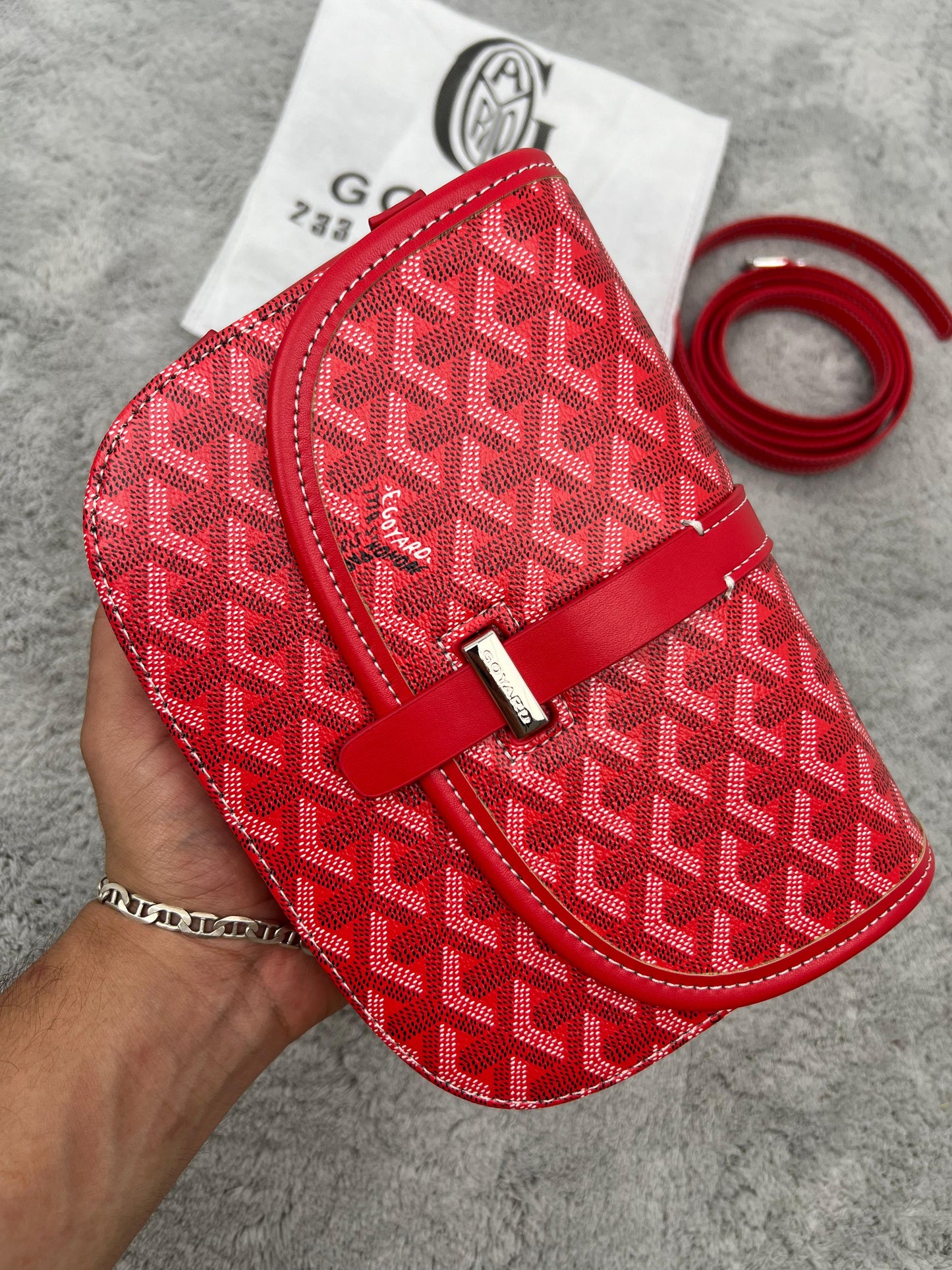BANDOLERA GOYARD rojo detalles plateados