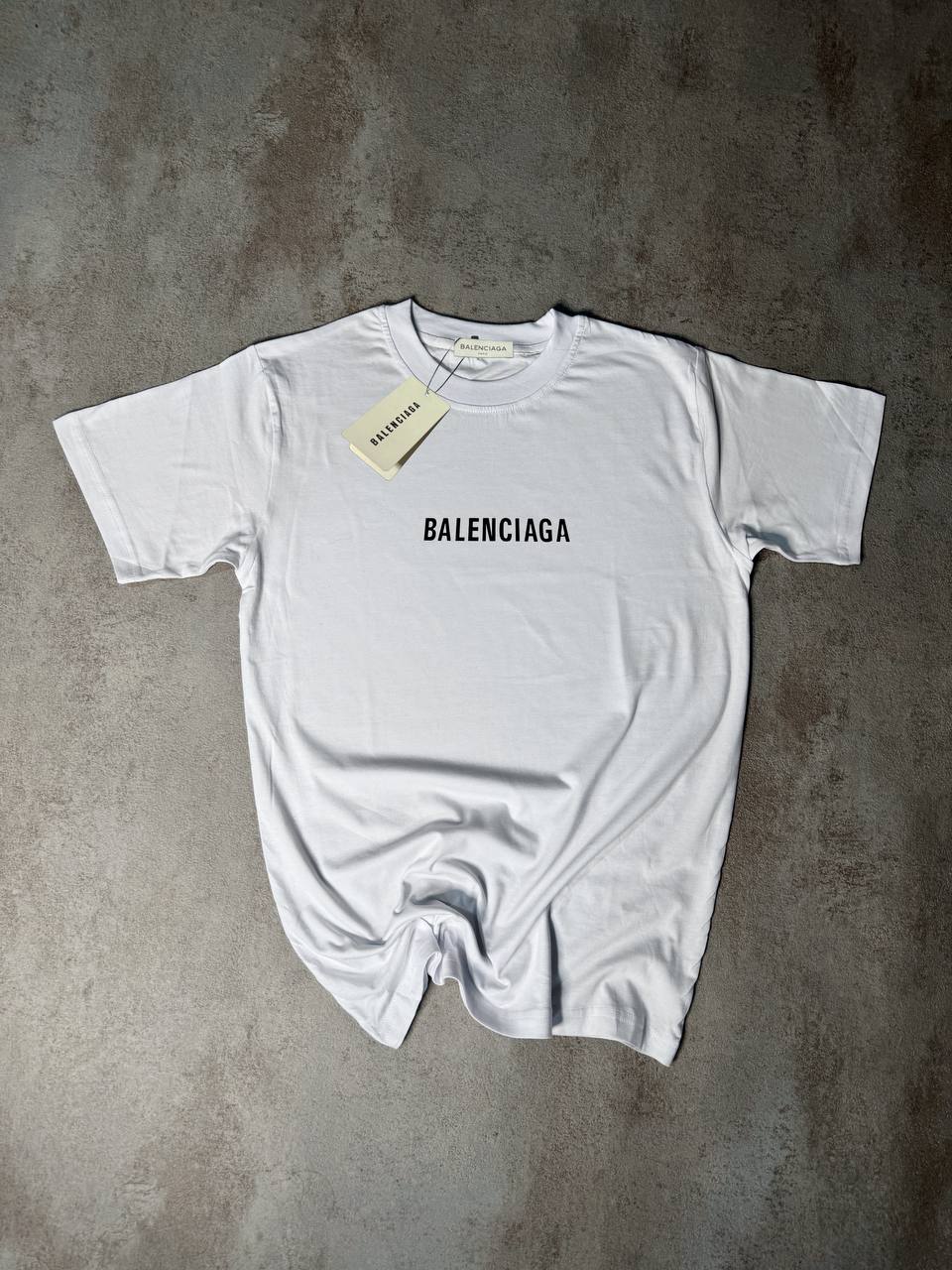 Camiseta Balenciaga blanco logo negro en medio