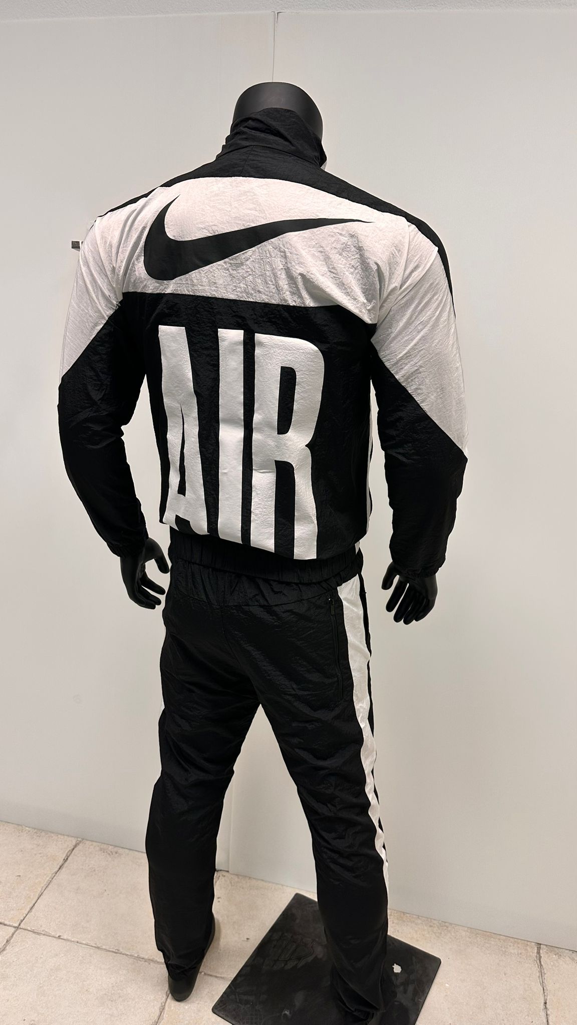 Chandal nike negro logo blanco y negro logo grande en espalda