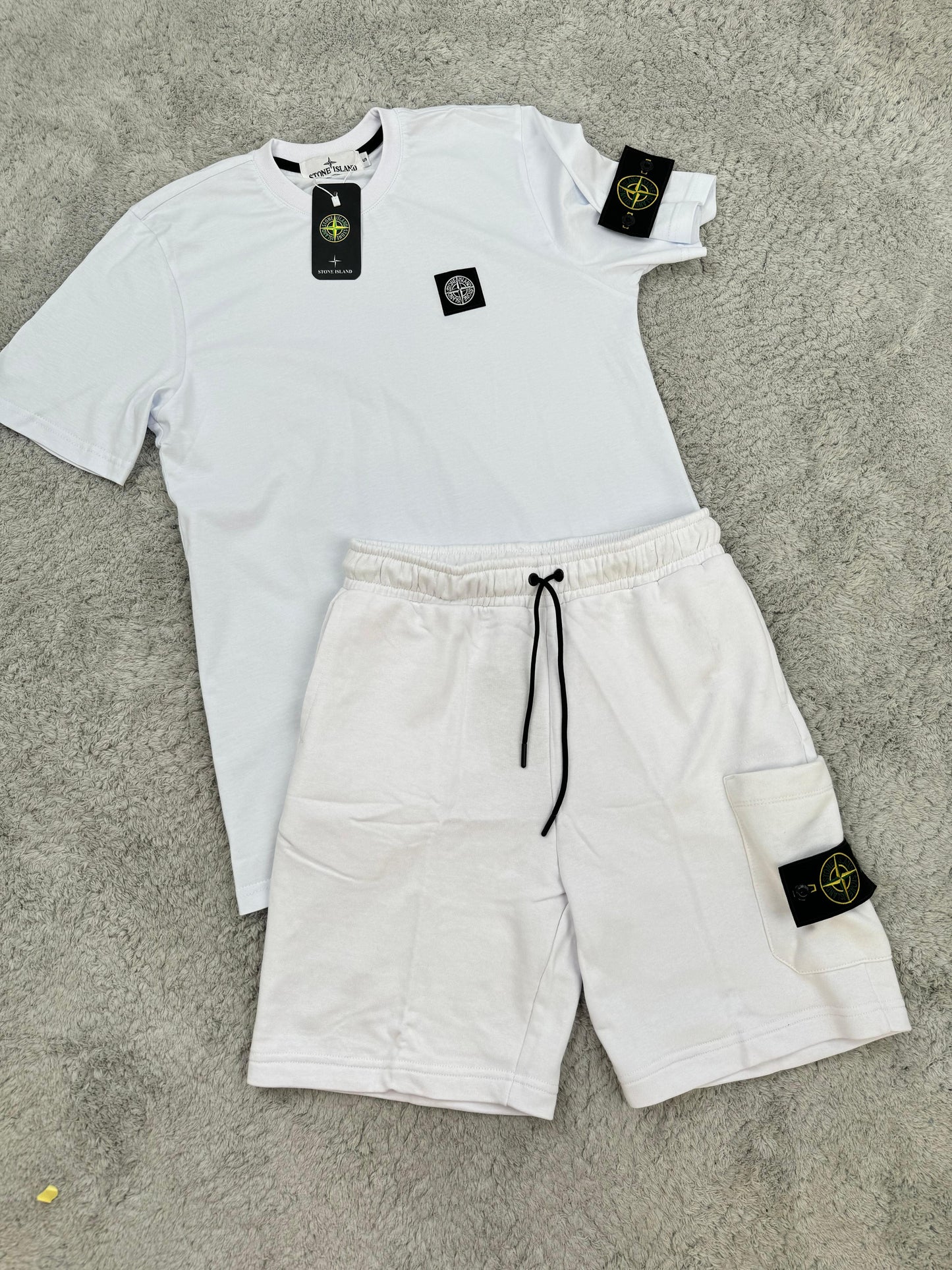 Conjunto corto STONE ISLAND blanco logo en negro y blanco