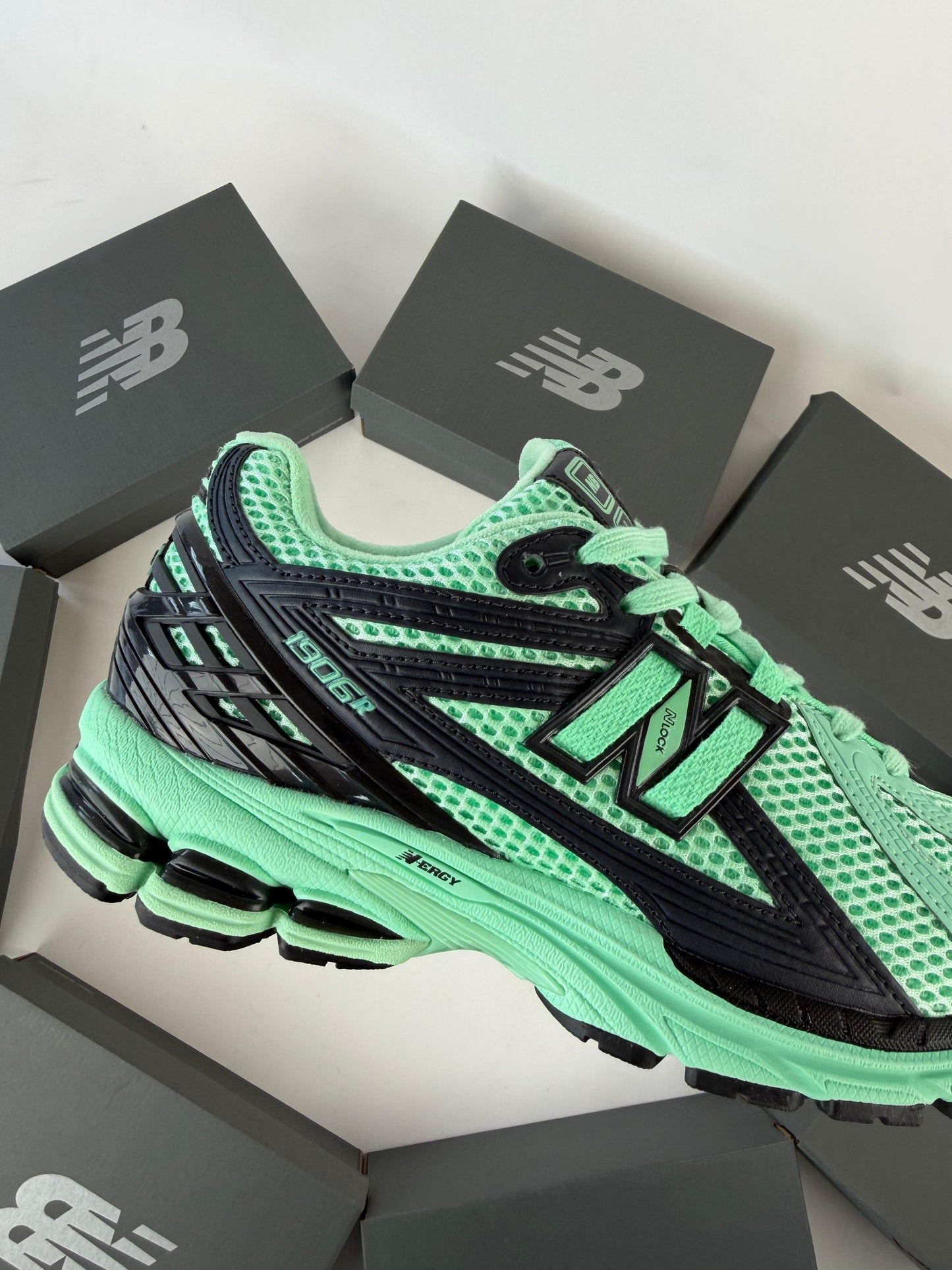 New Balance 1906R verde detalles negros
