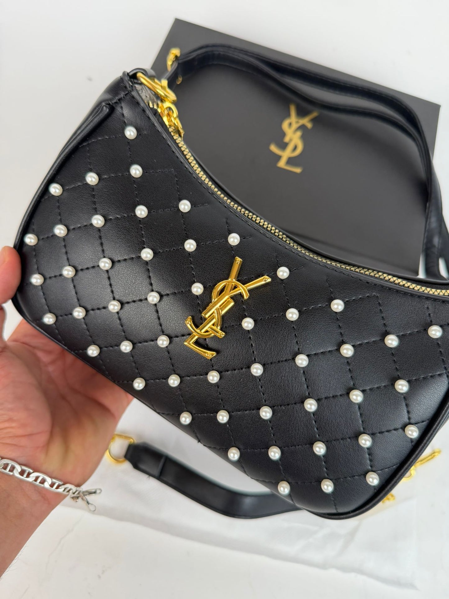 Bolso YSL negro logo dorado detalles blancos