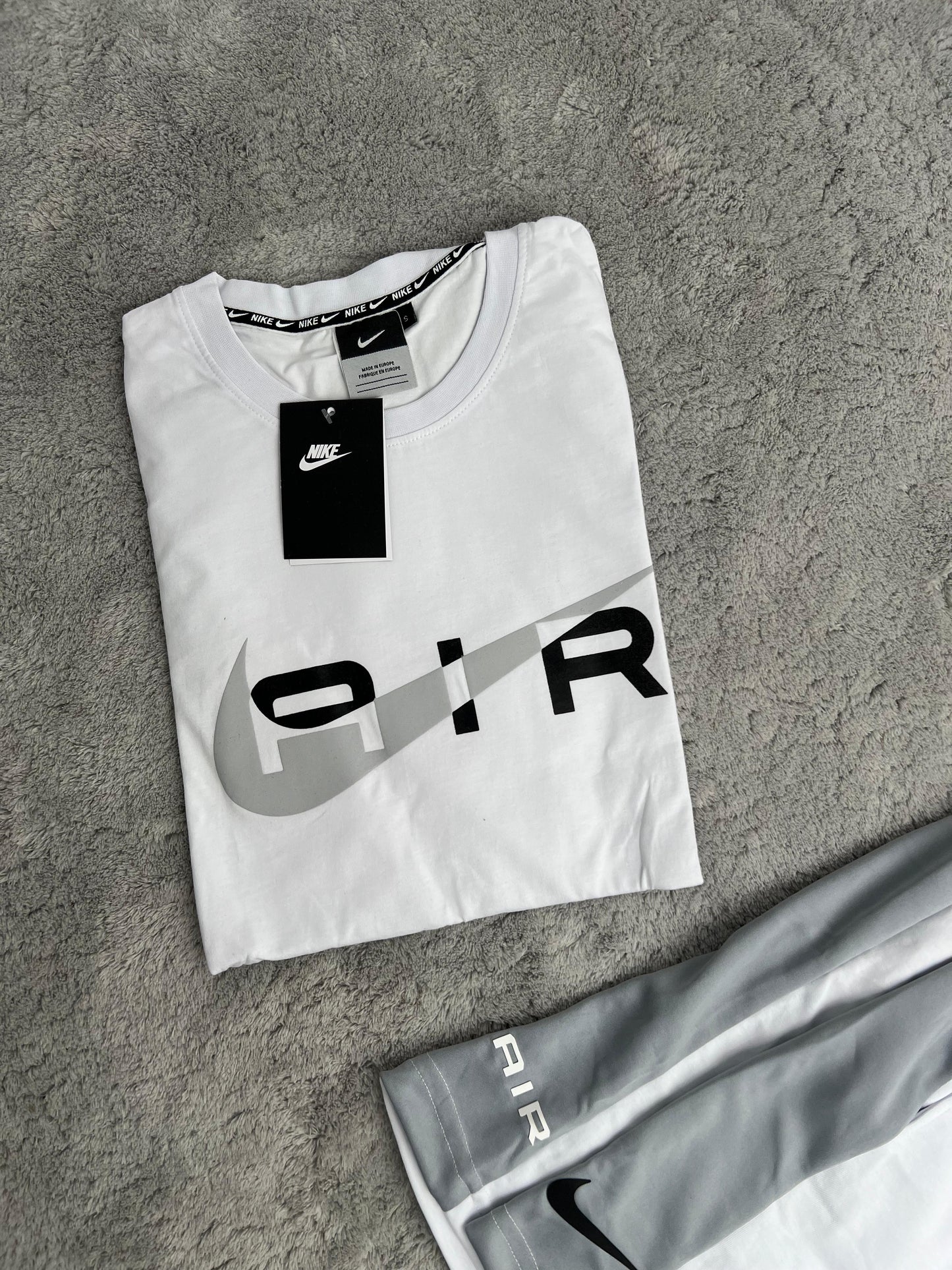 Conjunto corto nike blanco logo gris detalles negros